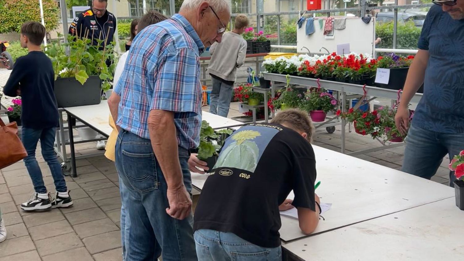 Meisje zittend op een bank voor kluisjes