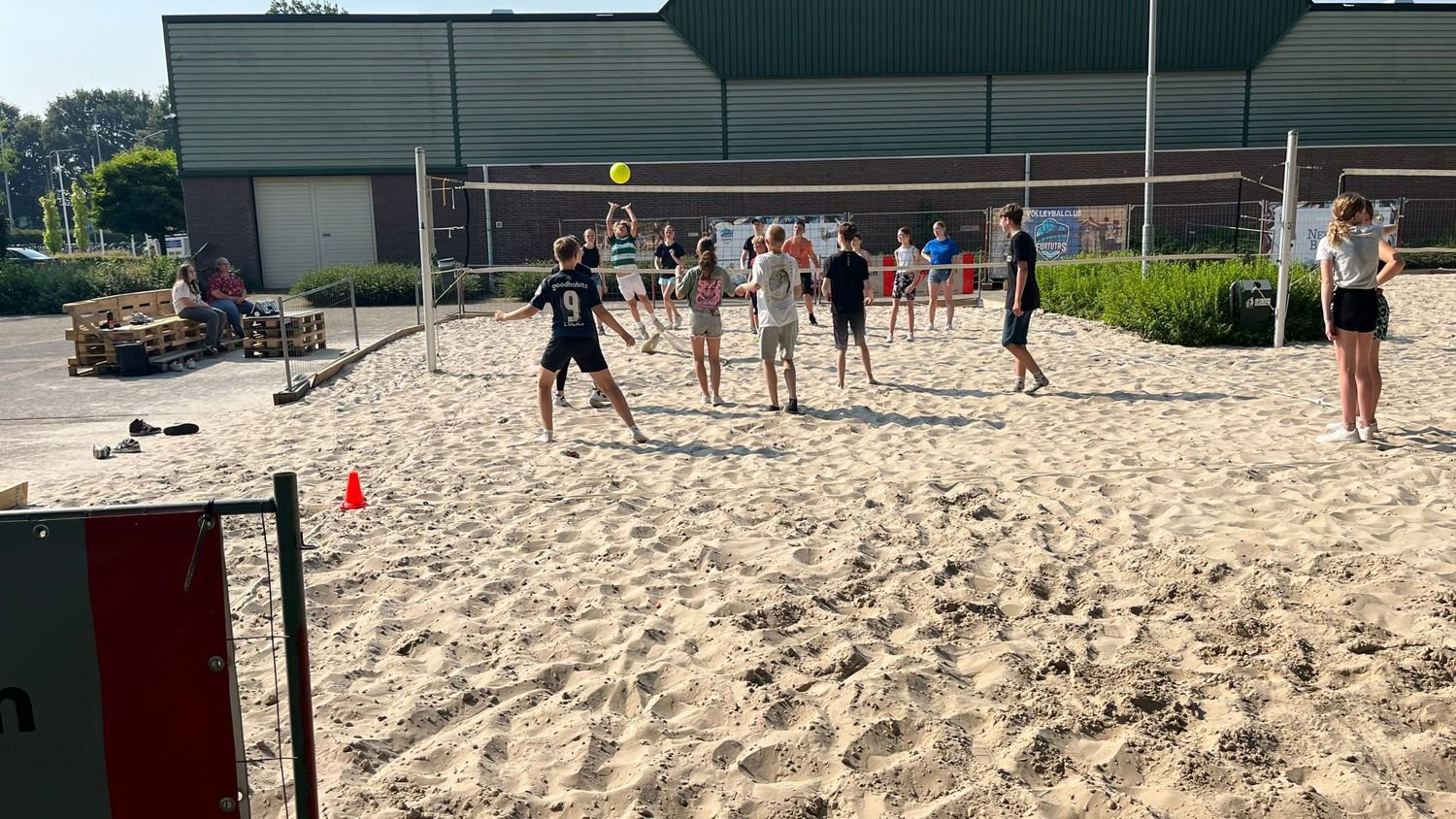 Meisje zittend op een bank voor kluisjes