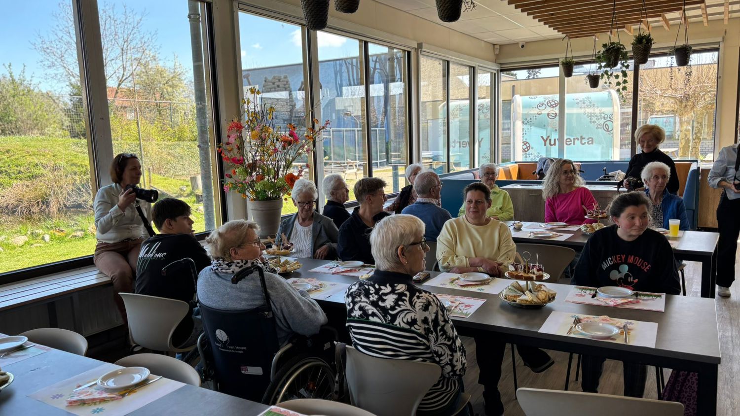 Meisje zittend op een bank voor kluisjes