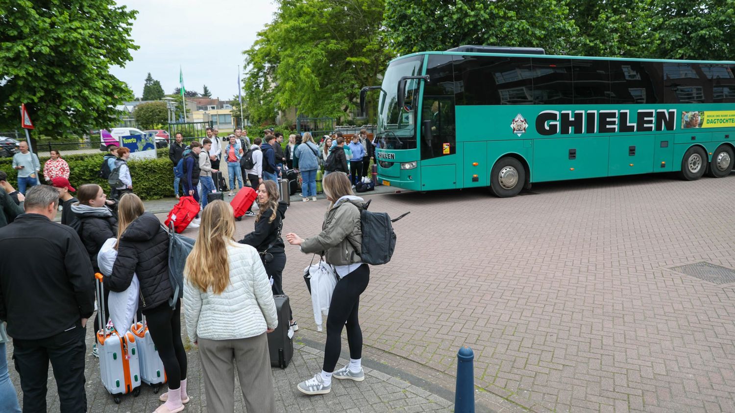 Meisje zittend op een bank voor kluisjes