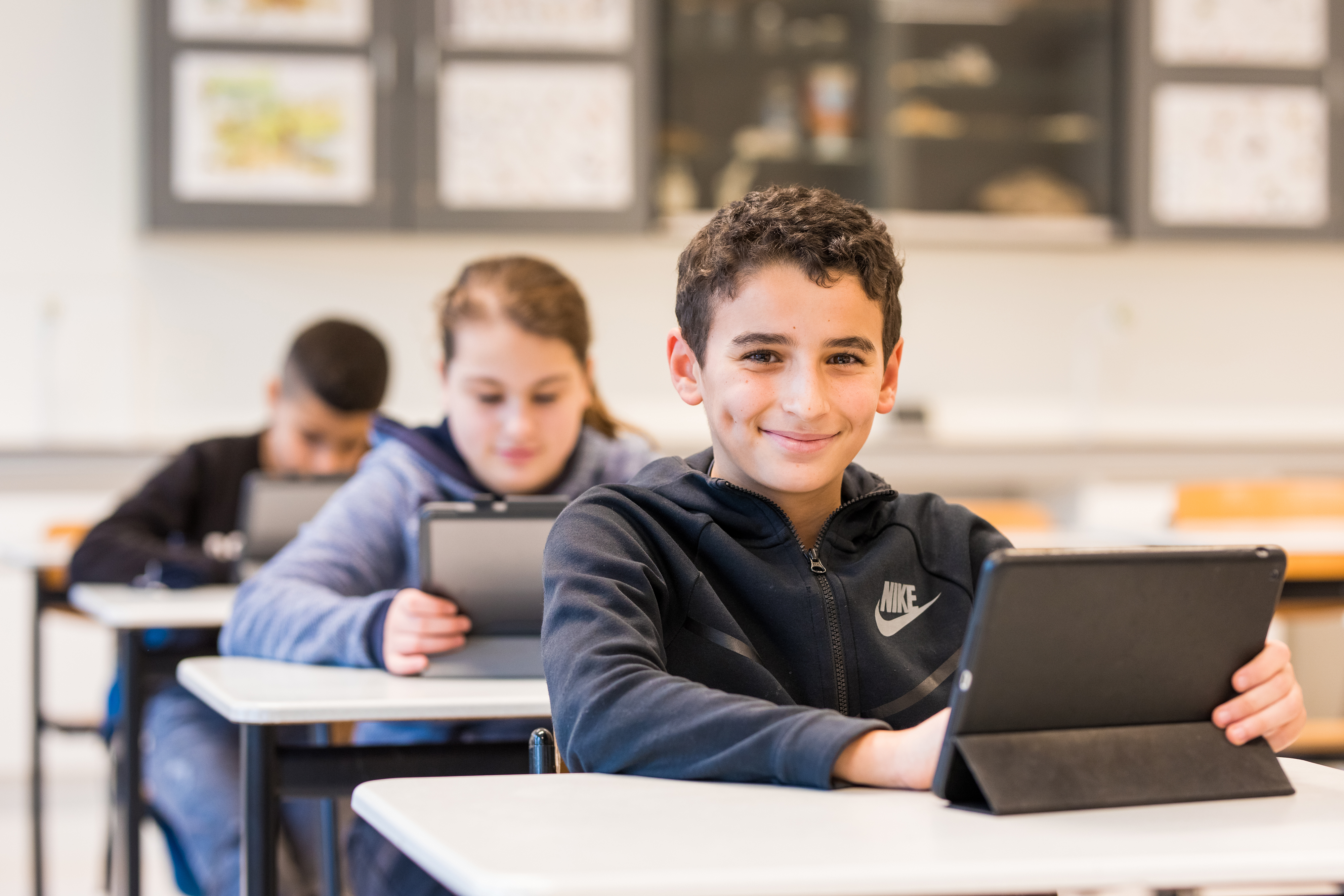 Drie studenten voeren wateronderzoek uit