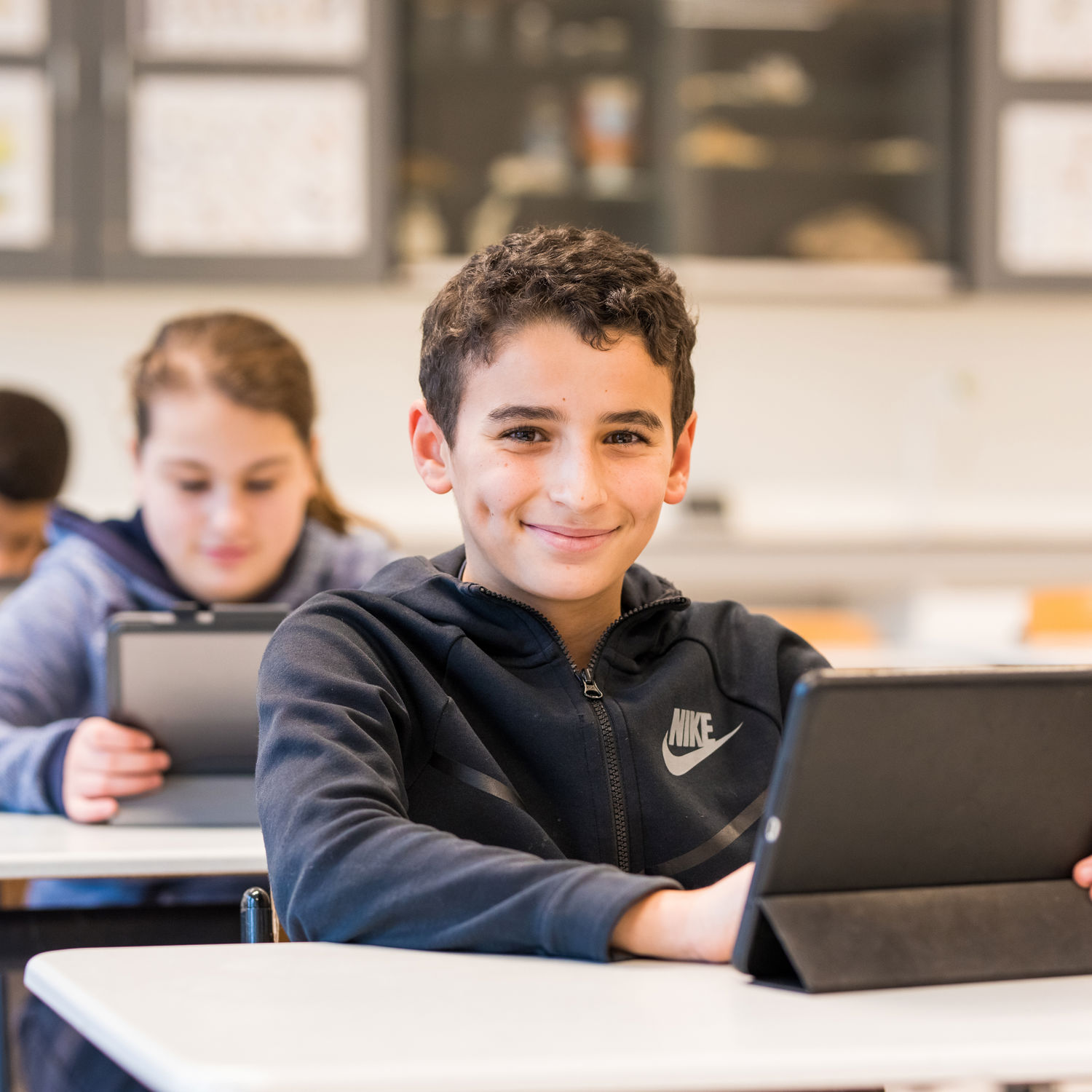 Drie studenten voeren wateronderzoek uit
