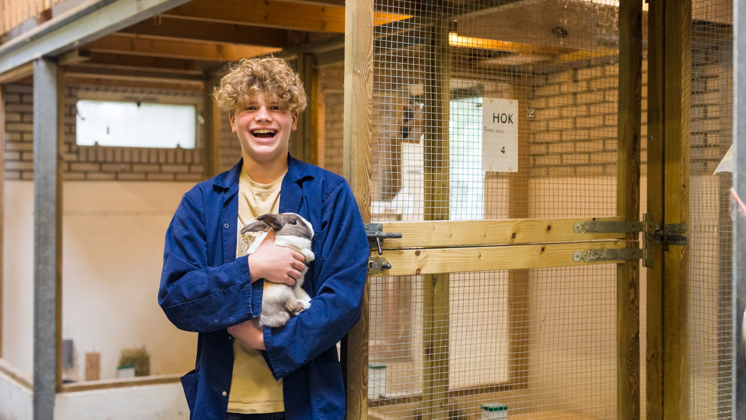Meisje zittend op een bank voor kluisjes