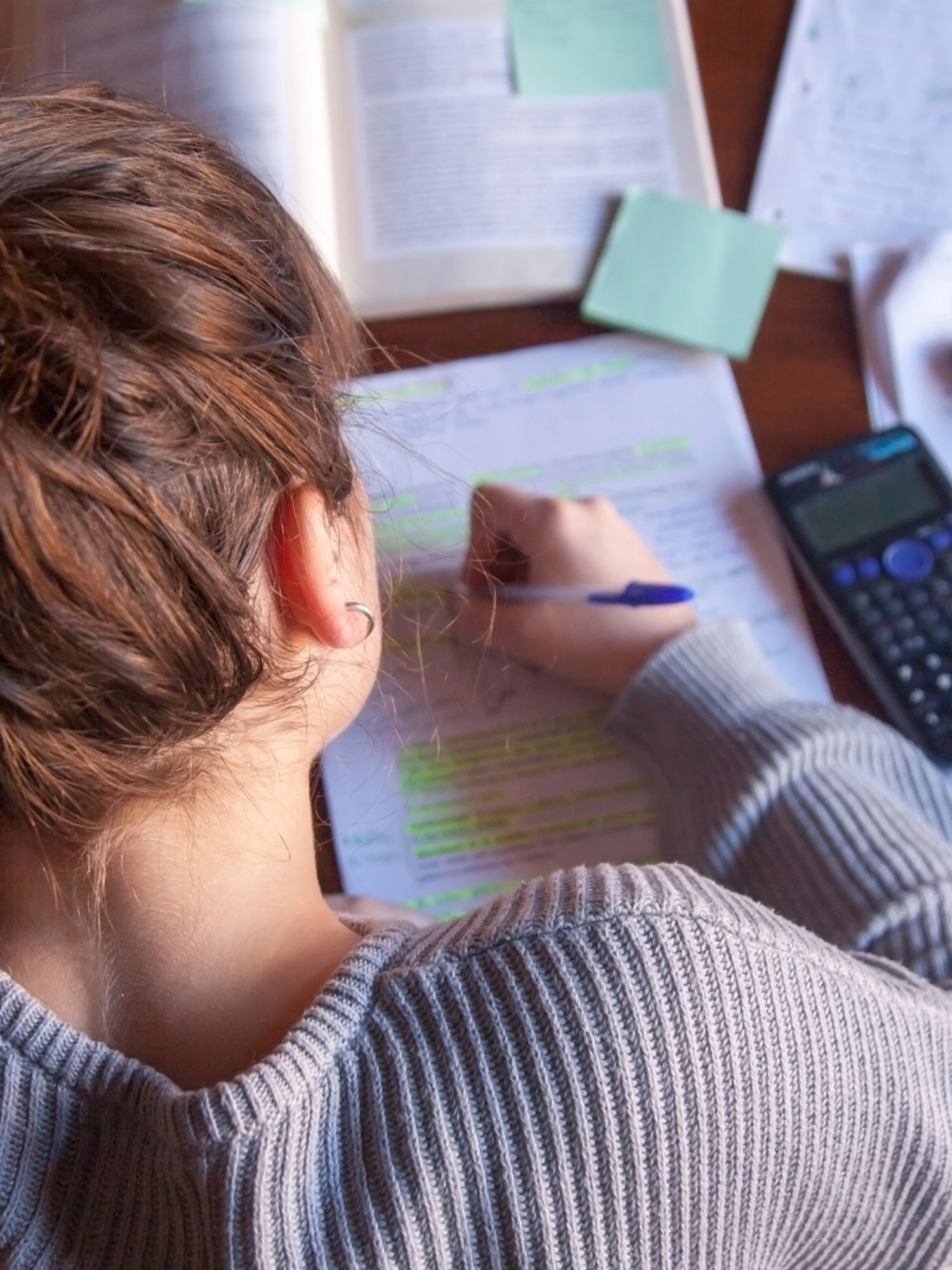 Docent leidt groep lachende studenten in klaslokaal