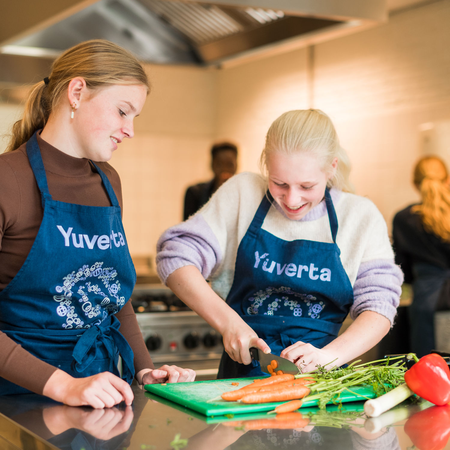Meisje zittend op een bank voor kluisjes