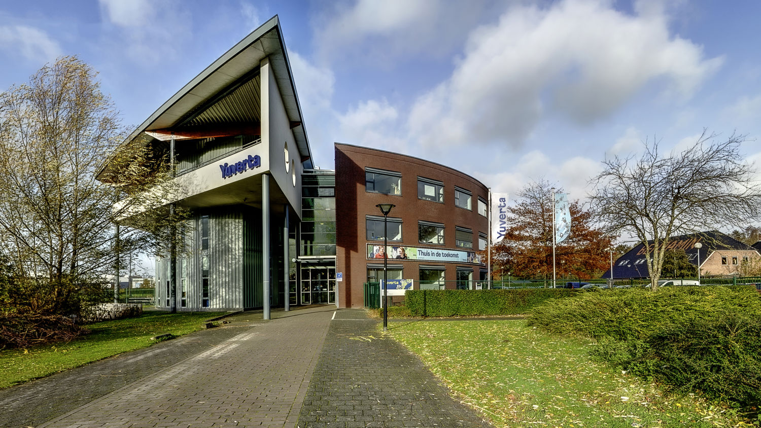 Meisje zittend op een bank voor kluisjes