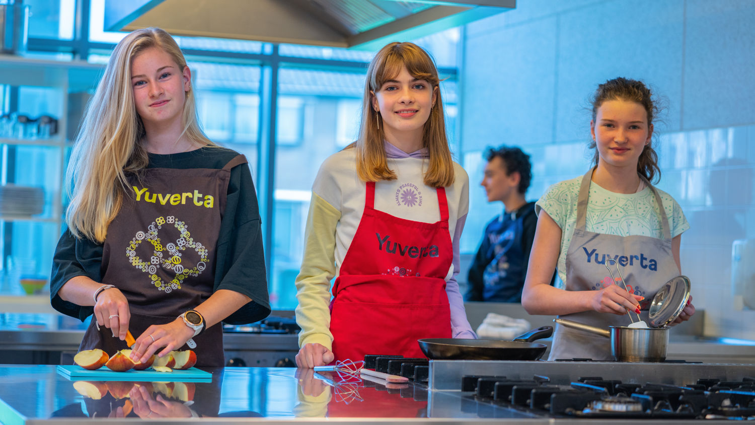 Meisje zittend op een bank voor kluisjes