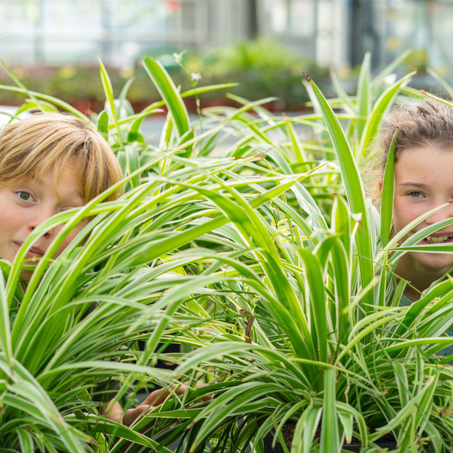 Meisje zittend op een bank voor kluisjes