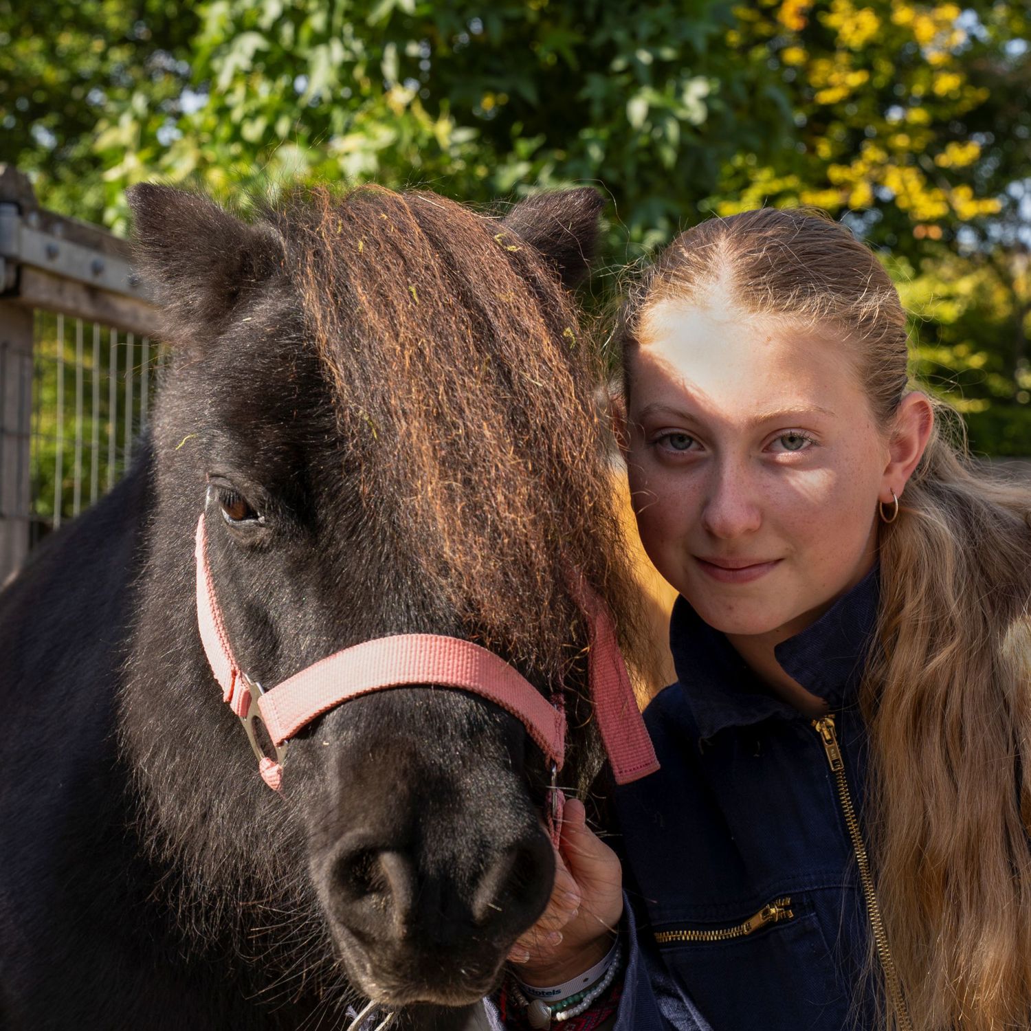 Meisje zittend op een bank voor kluisjes