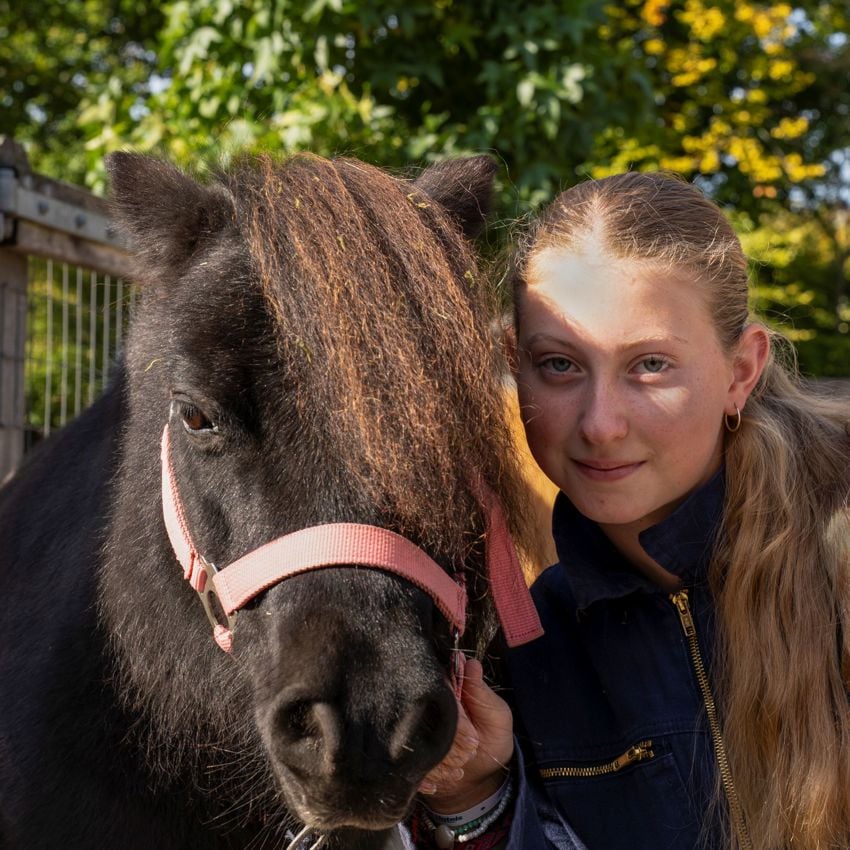 Meisje zittend op een bank voor kluisjes