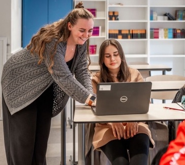 Een leerling houdt twee vingers omhoog