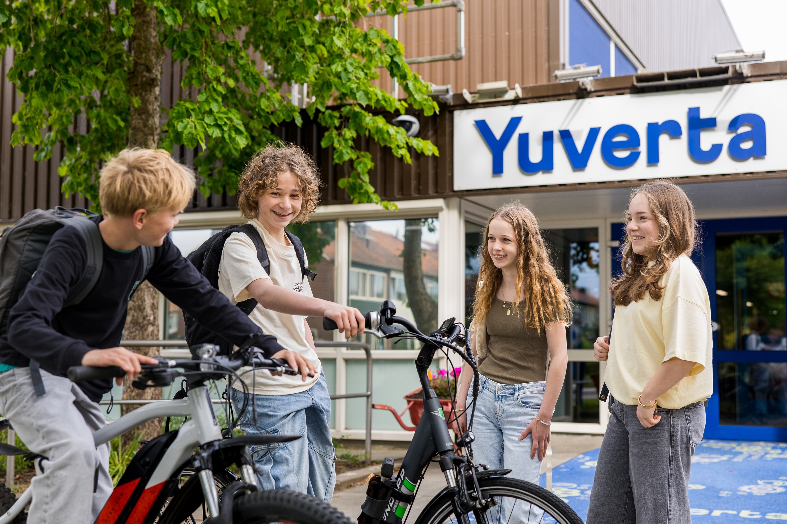Mbo-student met een papagaai op zijn arm