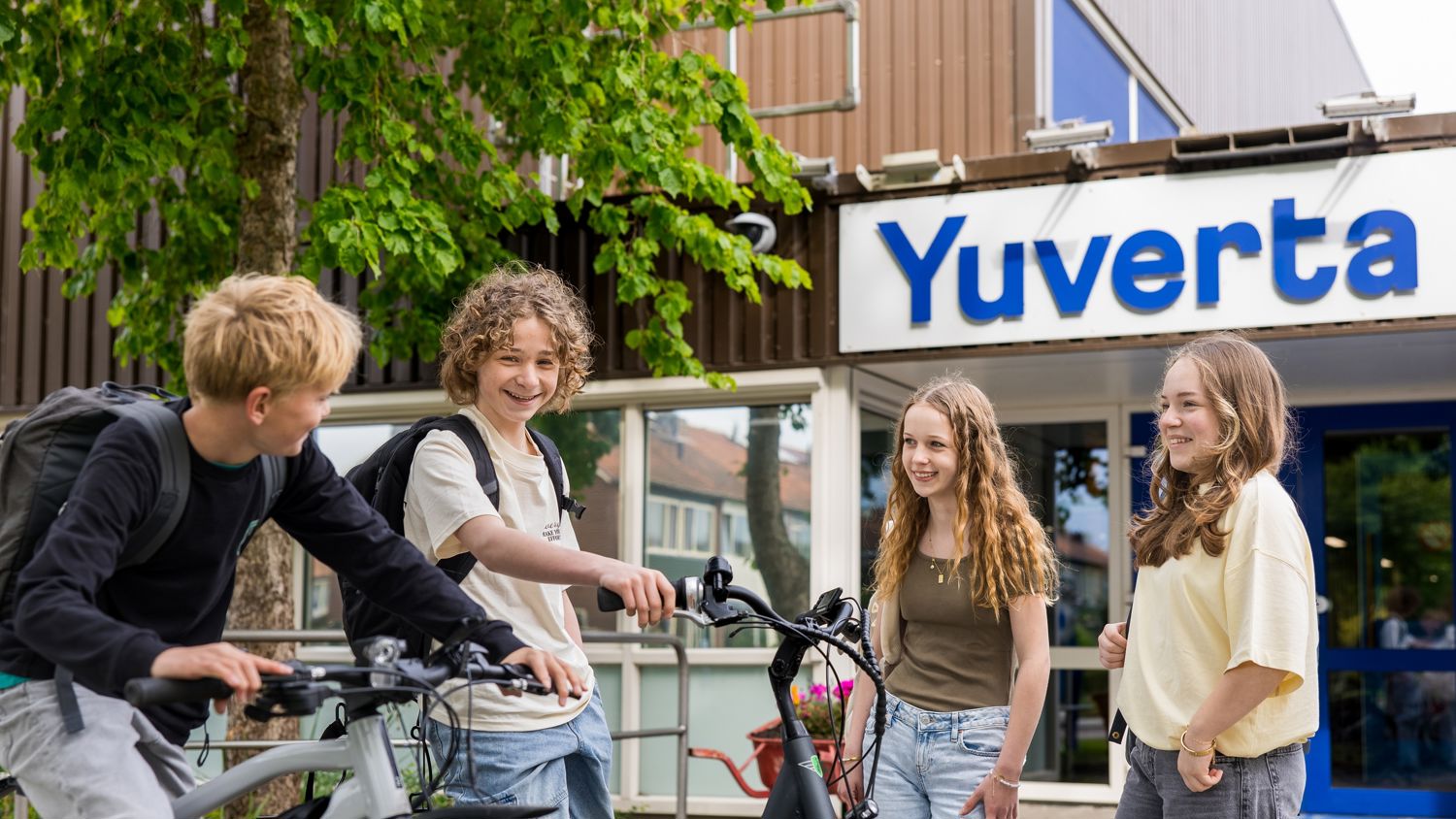 Mbo-student met een papagaai op zijn arm