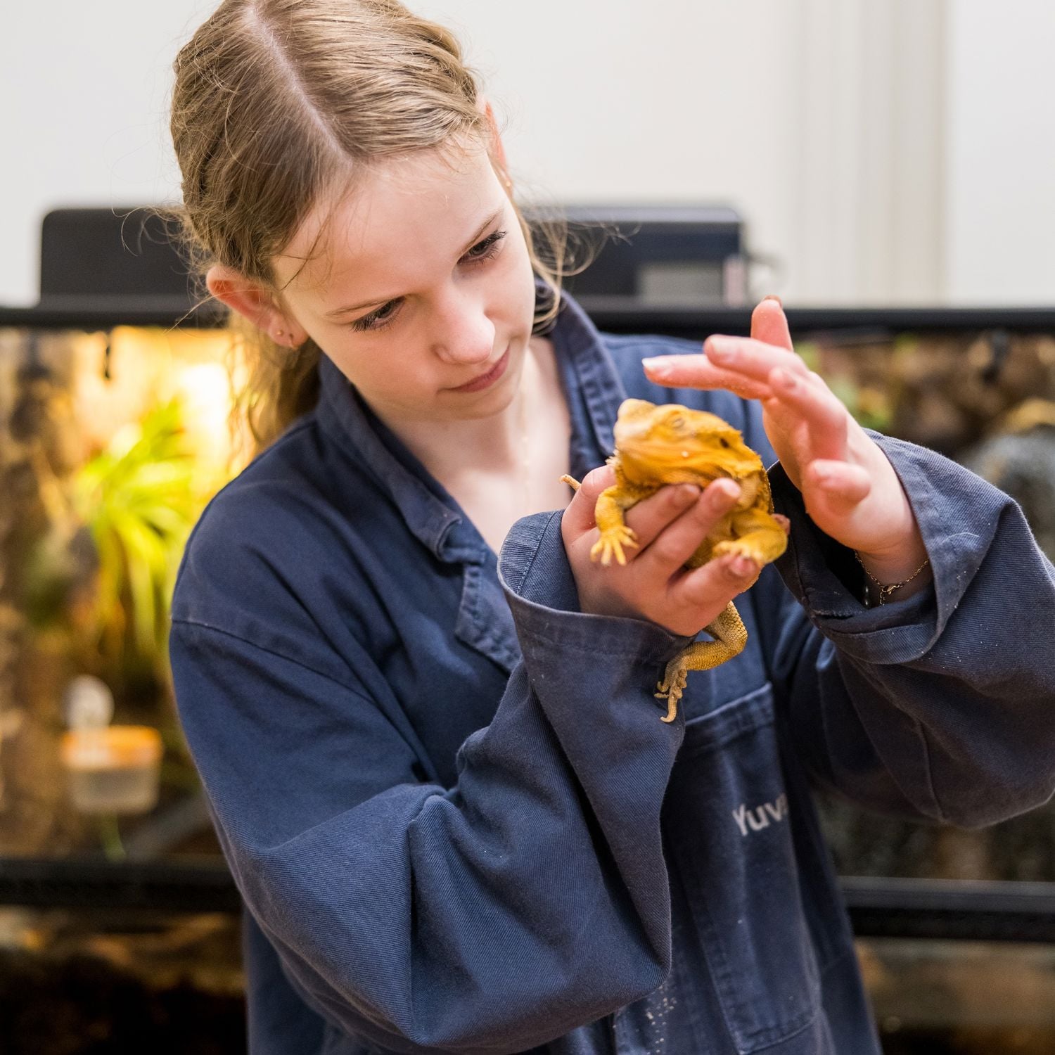 Mbo-student met een papagaai op zijn arm