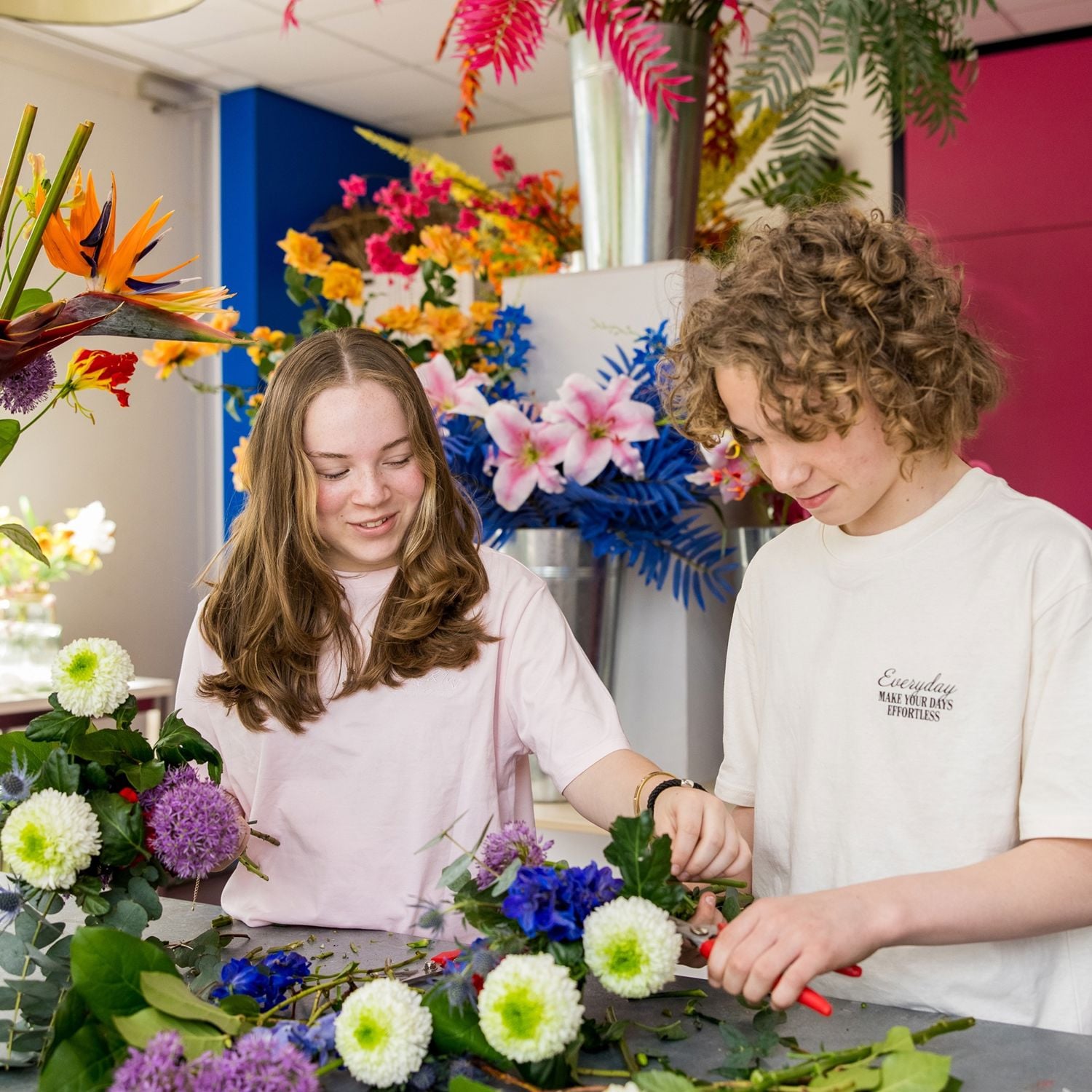 Mbo-student met een papagaai op zijn arm