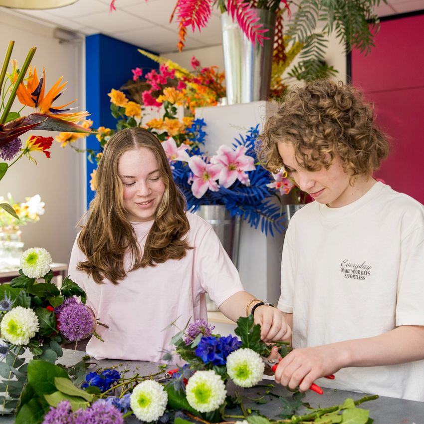 Meisje zittend op een bank voor kluisjes
