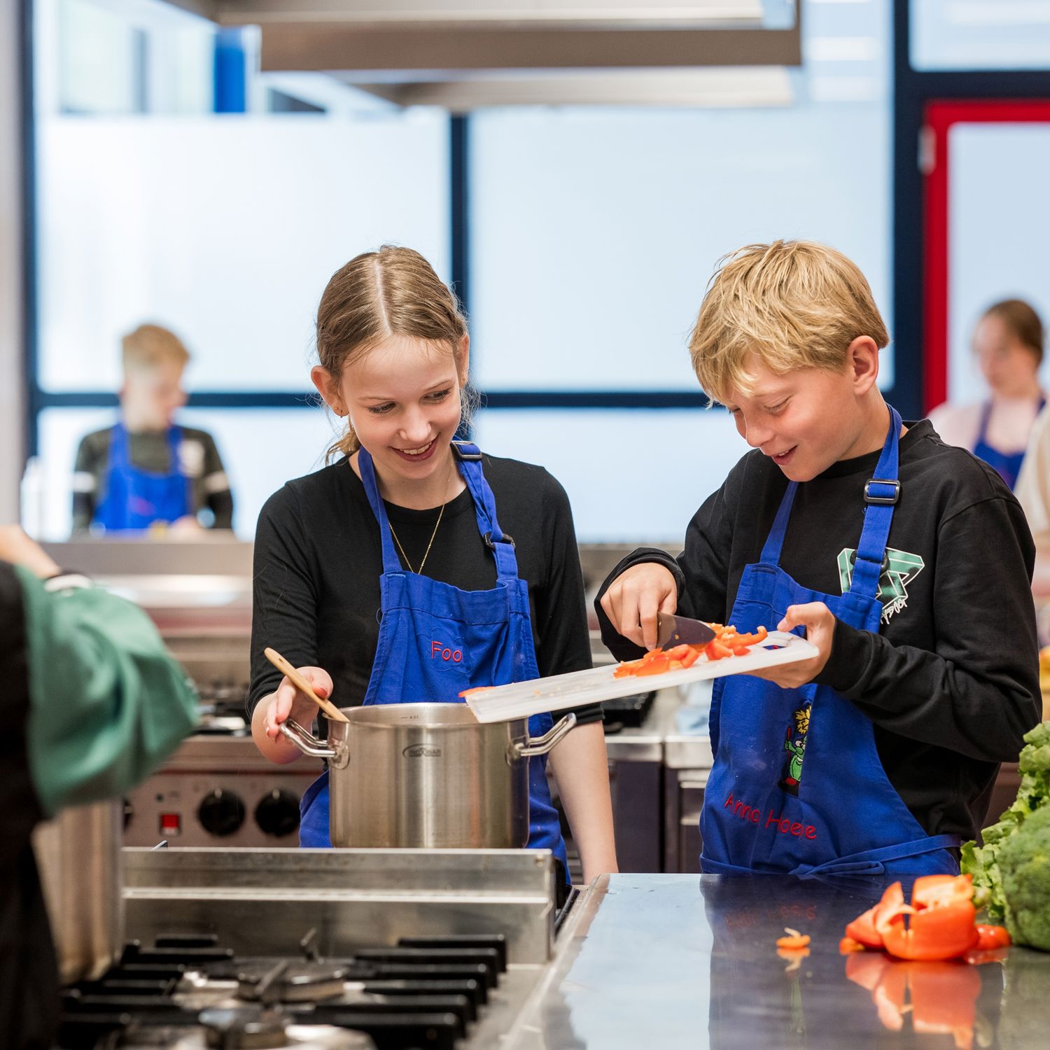 Mbo-student met een papagaai op zijn arm