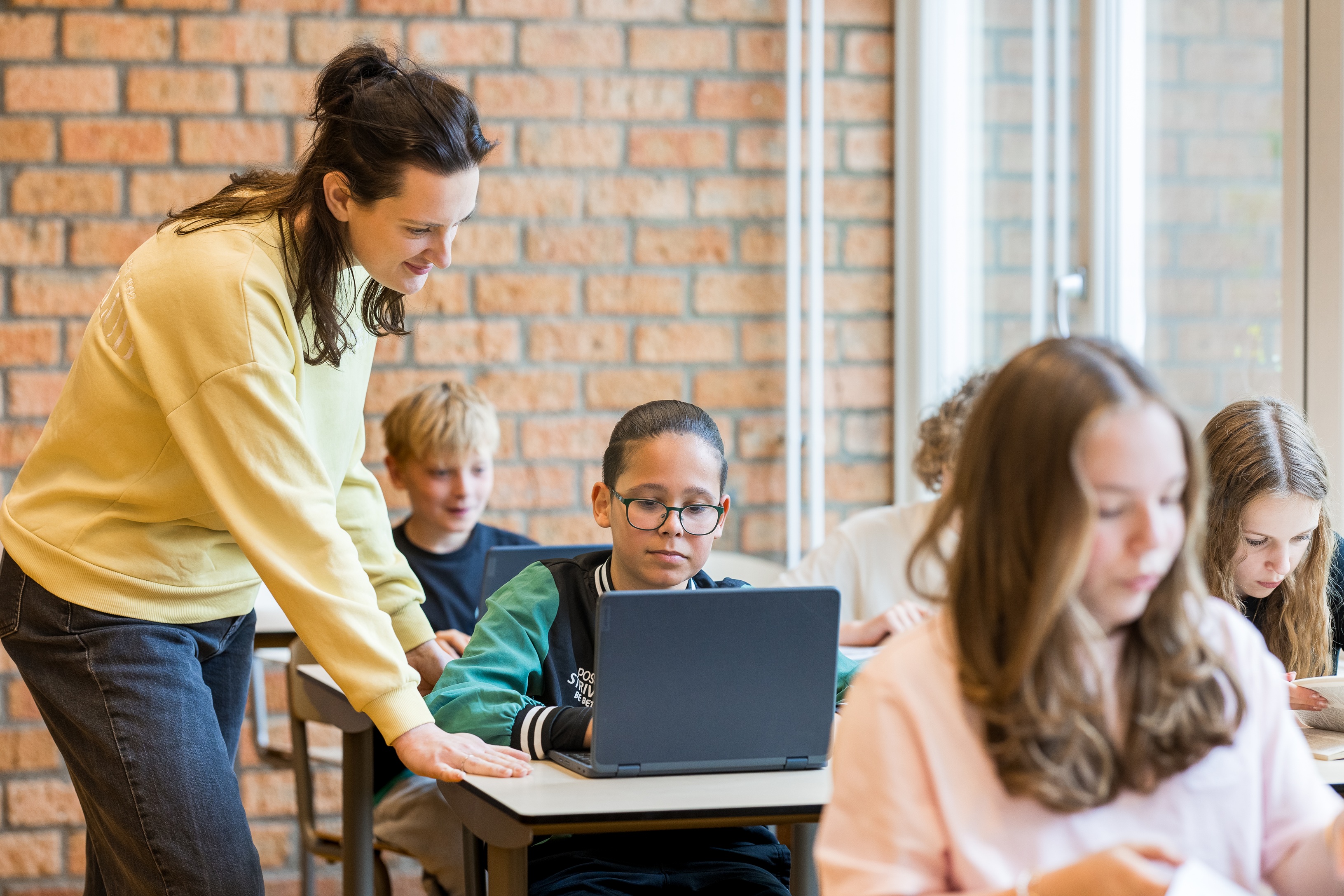 Mbo-student met een papagaai op zijn arm