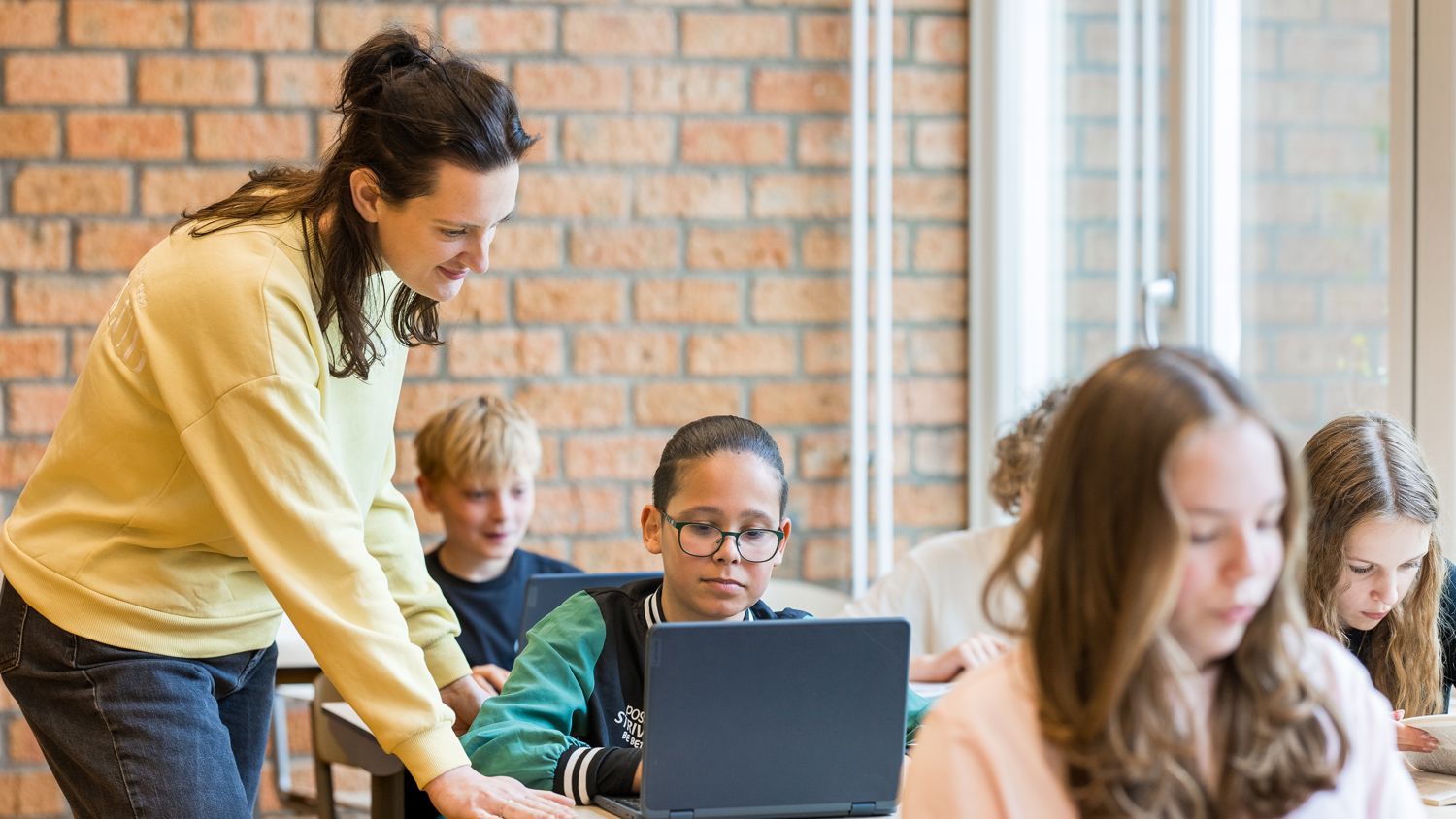 Mbo-student met een papagaai op zijn arm