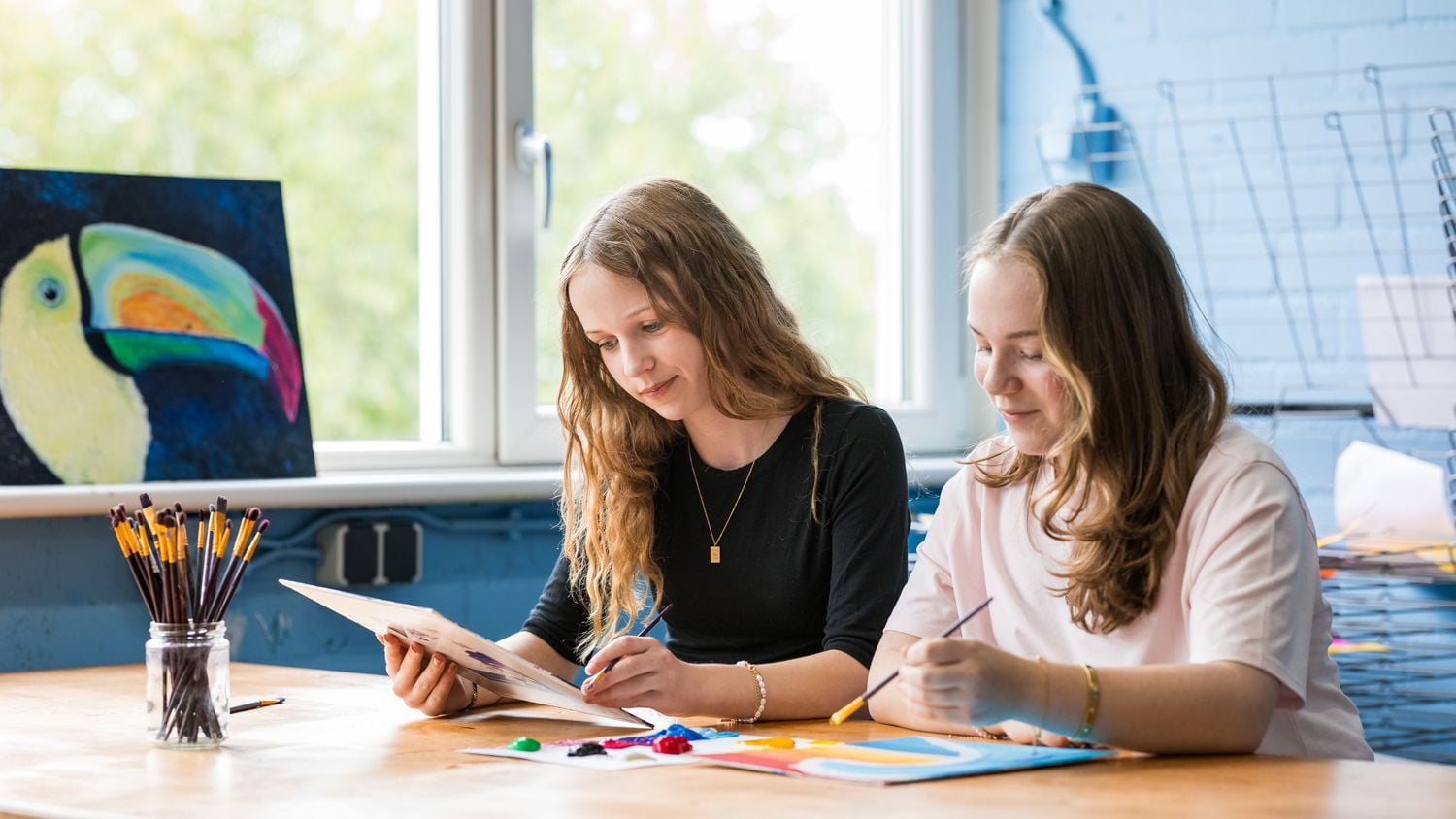 Mbo-student met een papagaai op zijn arm