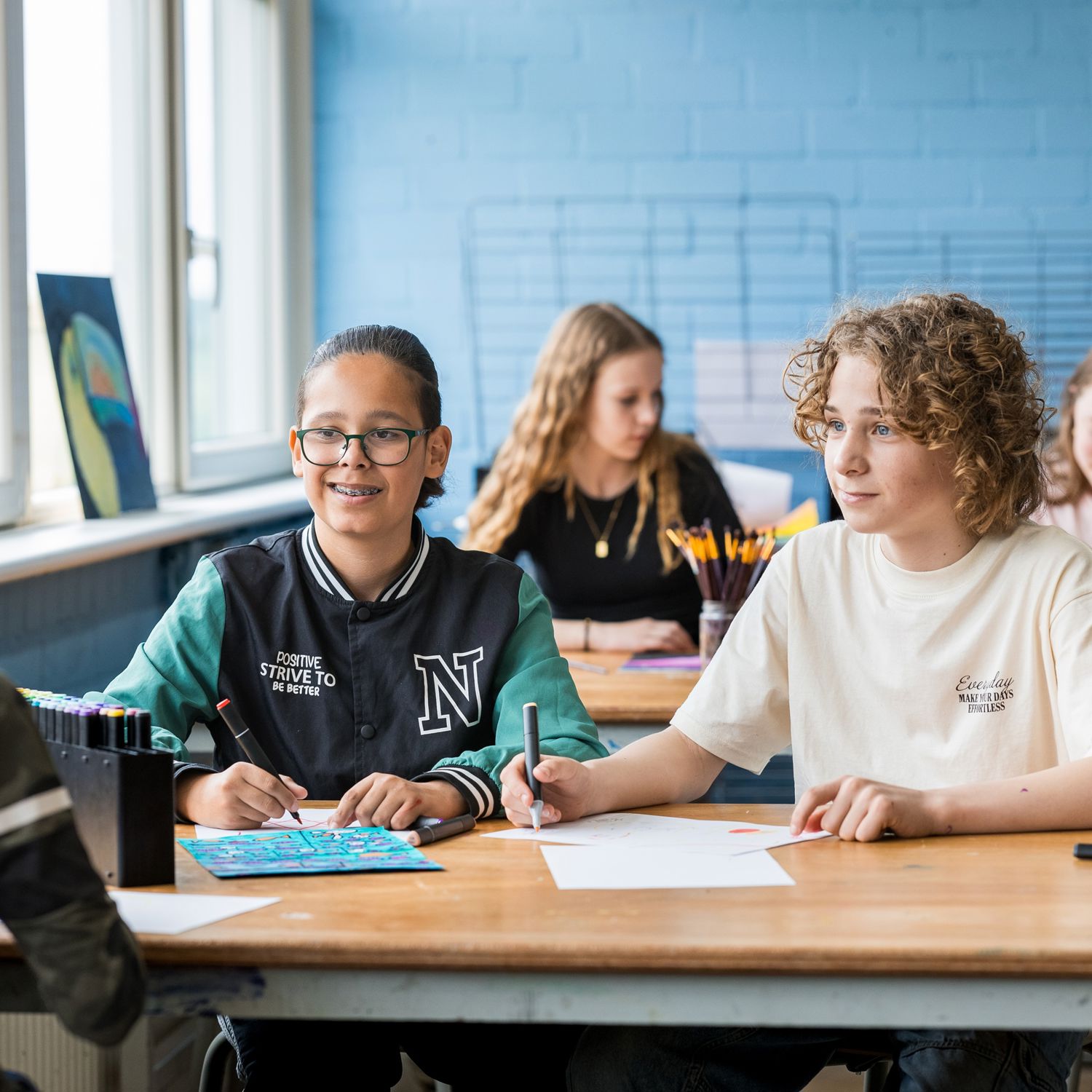 Mbo-student met een papagaai op zijn arm
