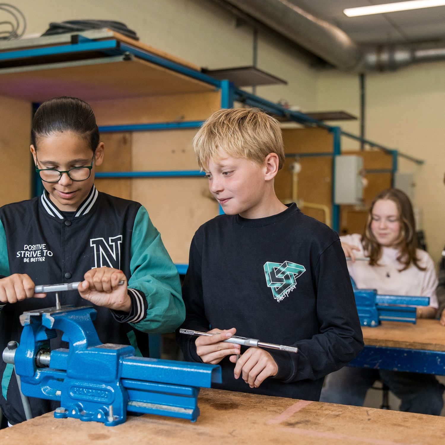 Mbo-student met een papagaai op zijn arm