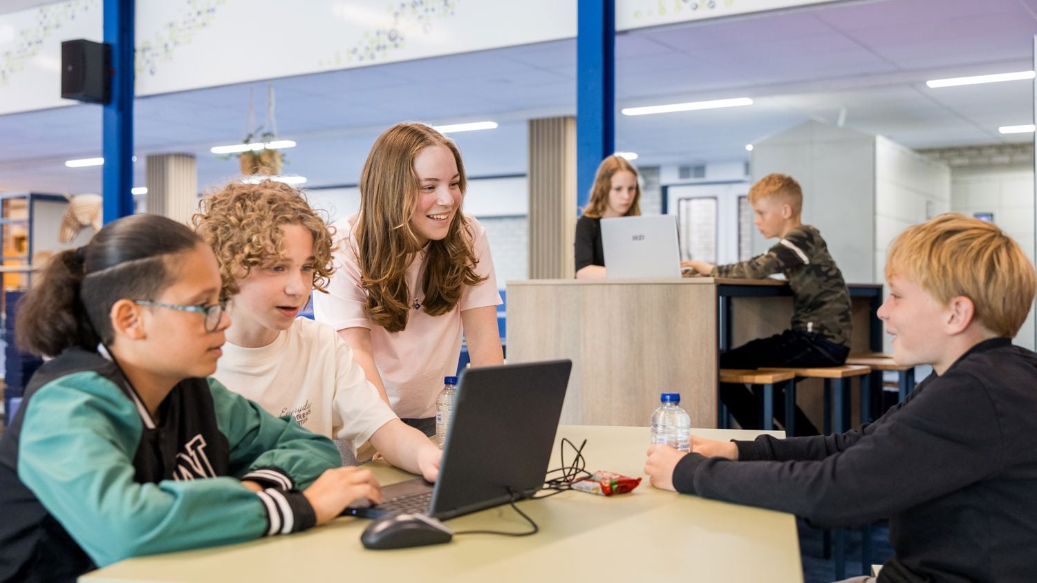 Mbo-student met een papagaai op zijn arm
