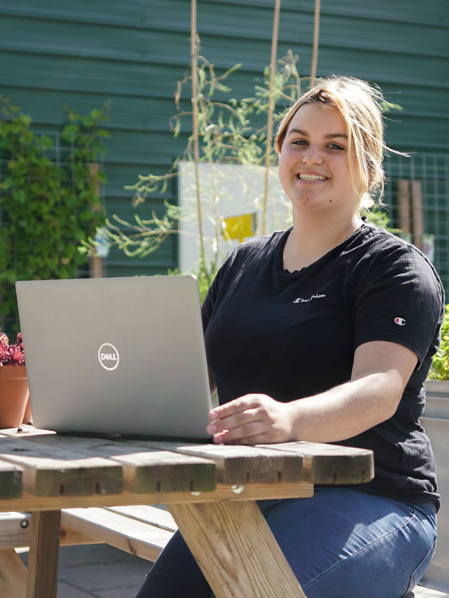 Meisje zittend op een bank voor kluisjes