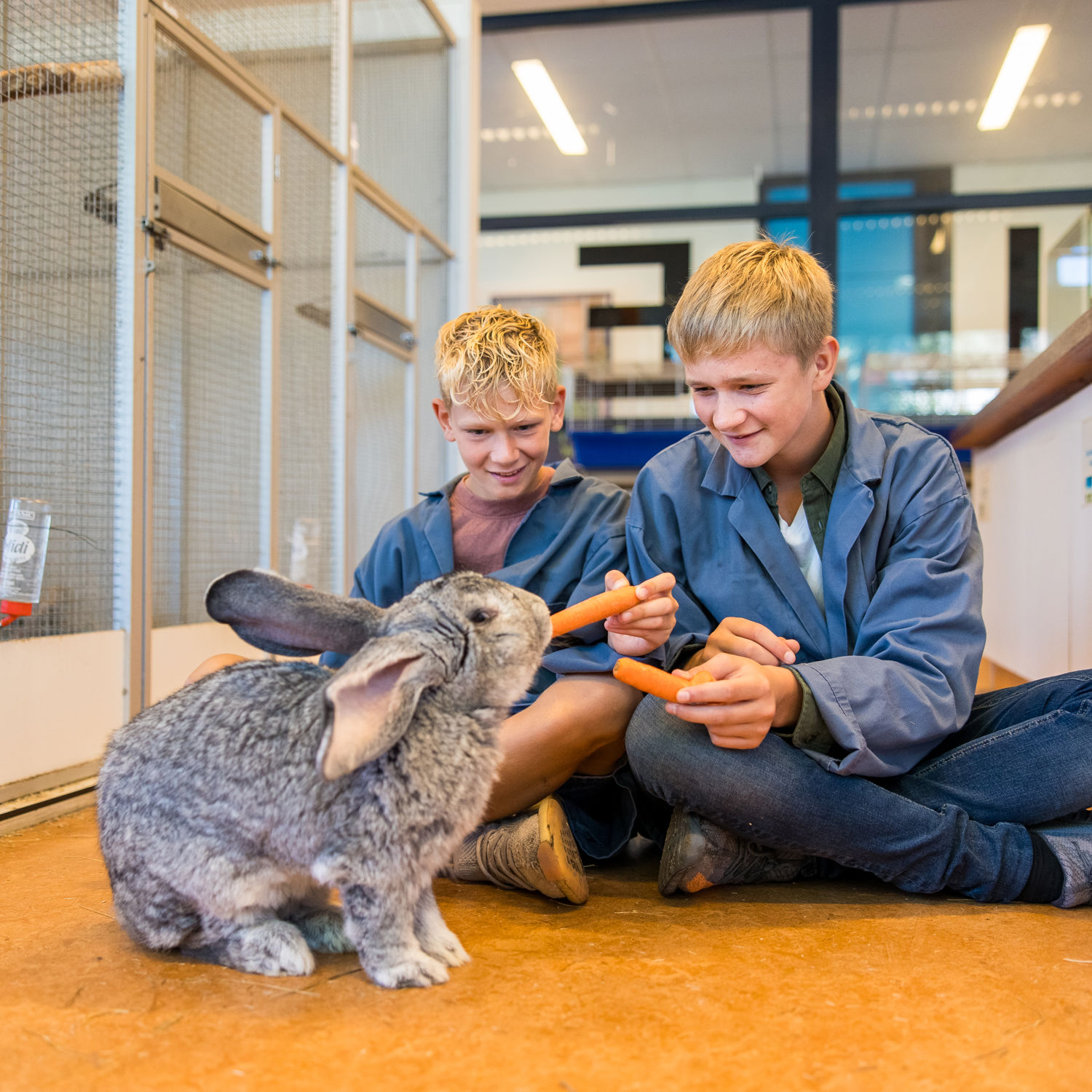 Meisje zittend op een bank voor kluisjes