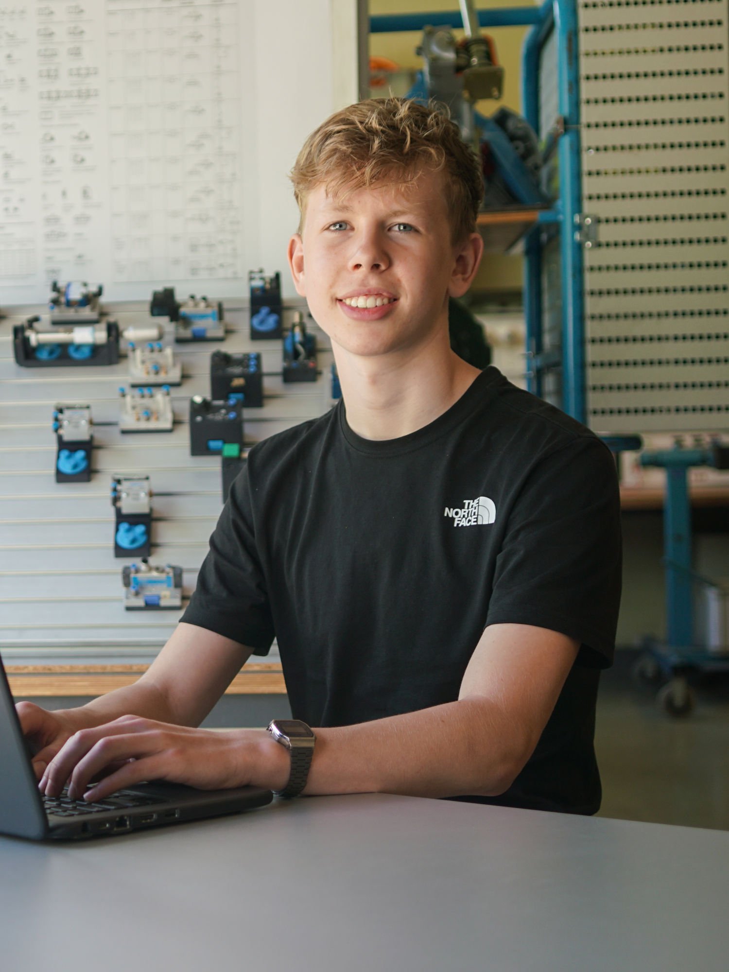 Meisje zittend op een bank voor kluisjes