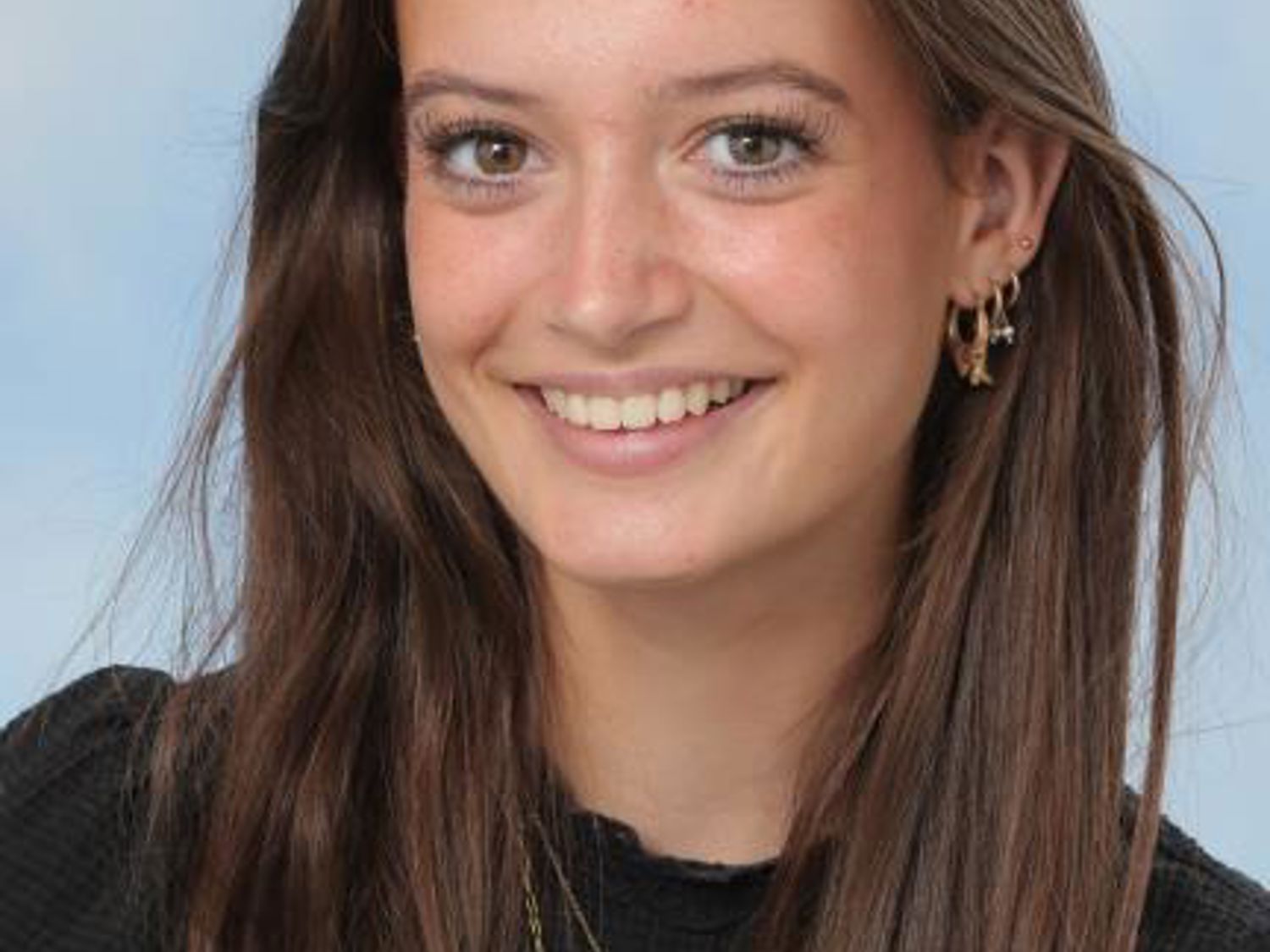 Leerling kust de neus van een paard