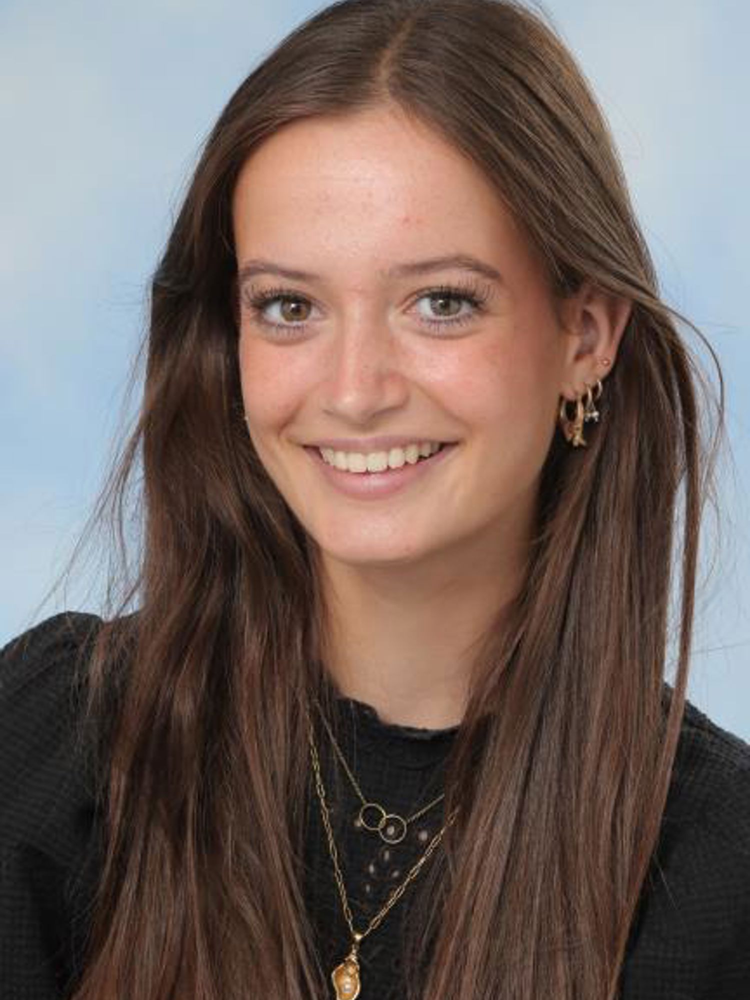 Een student met planten in de hand