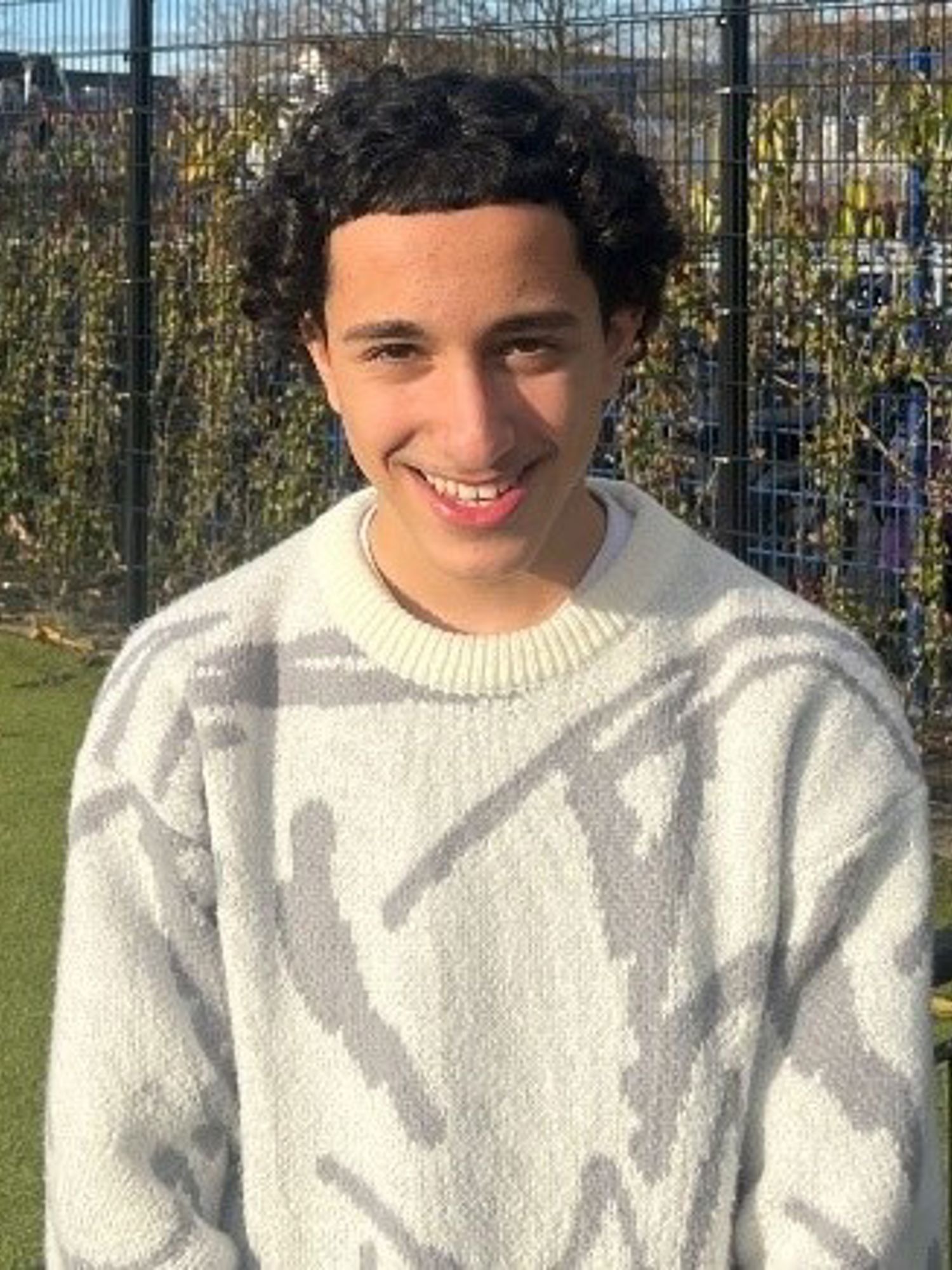 Een student met planten in de hand