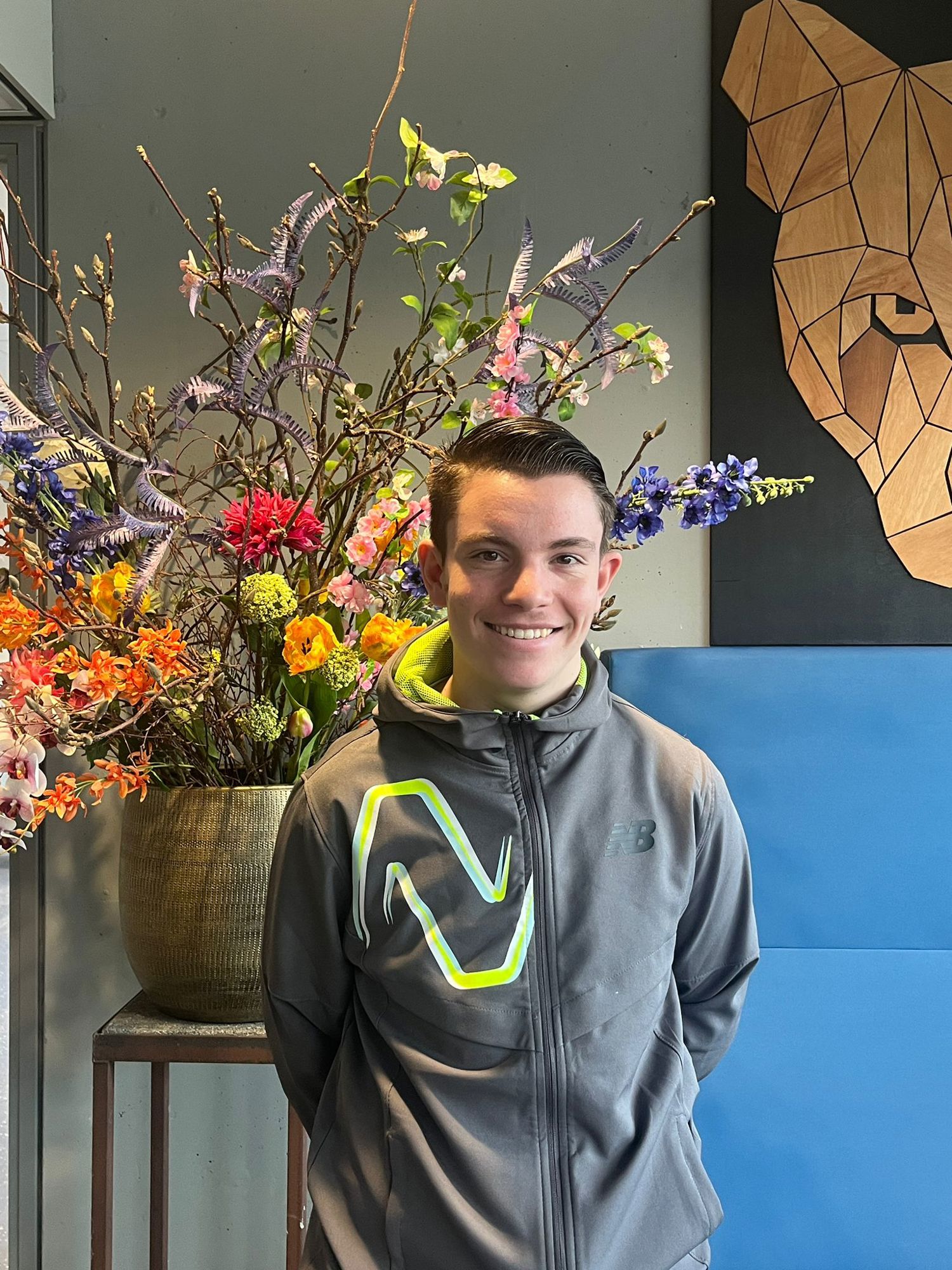 Een student met planten in de hand