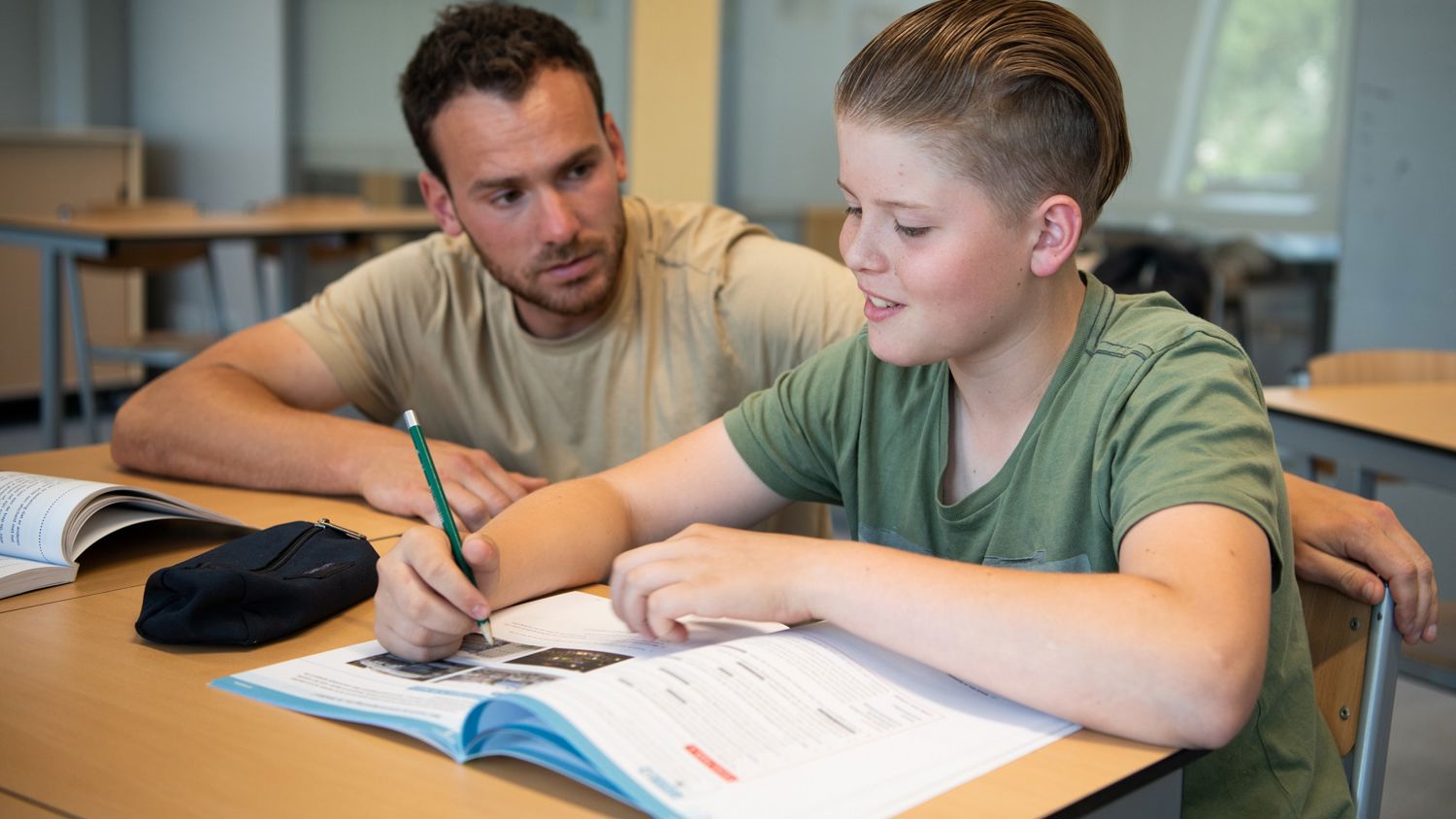 Leerling kust de neus van een paard