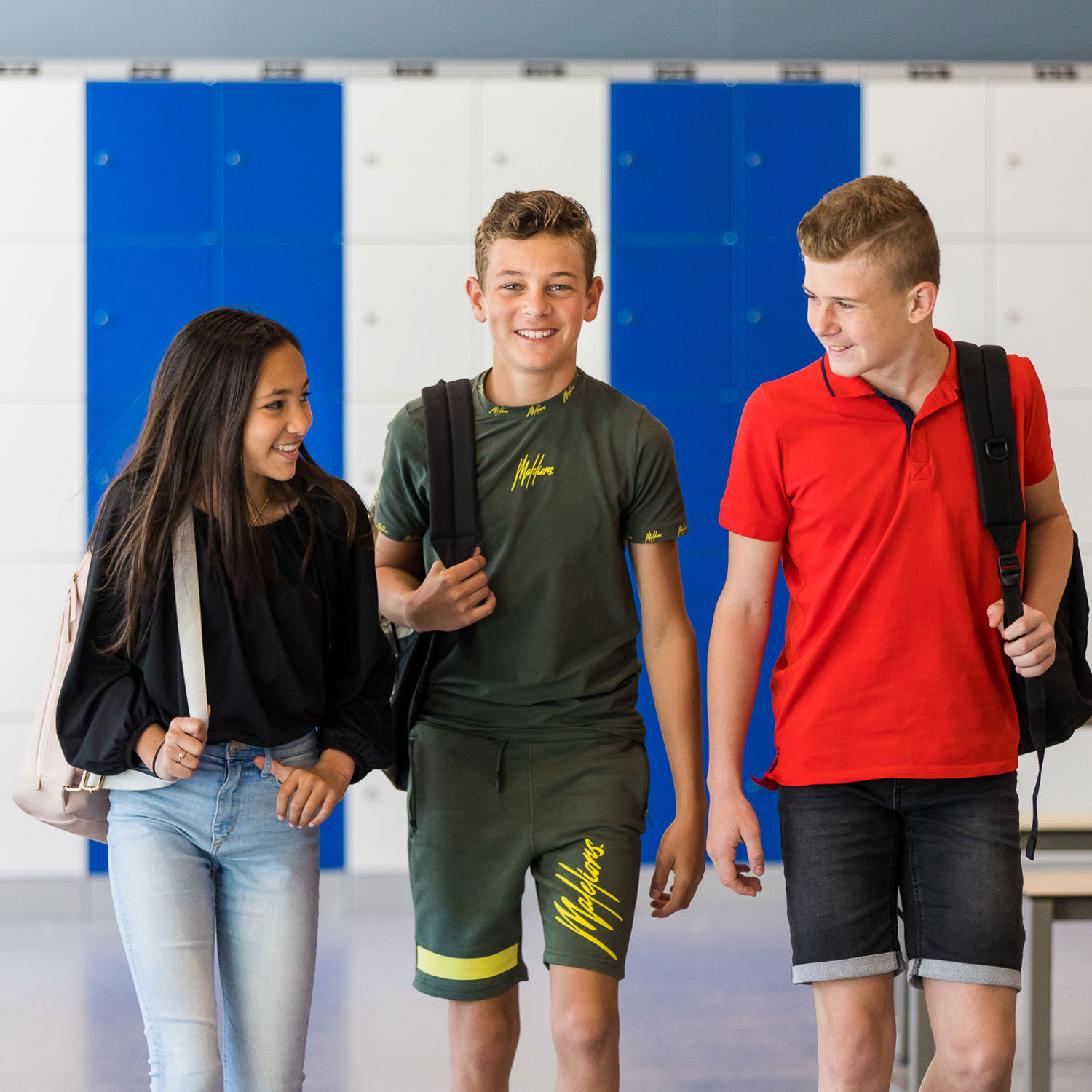 Een student met planten in de hand
