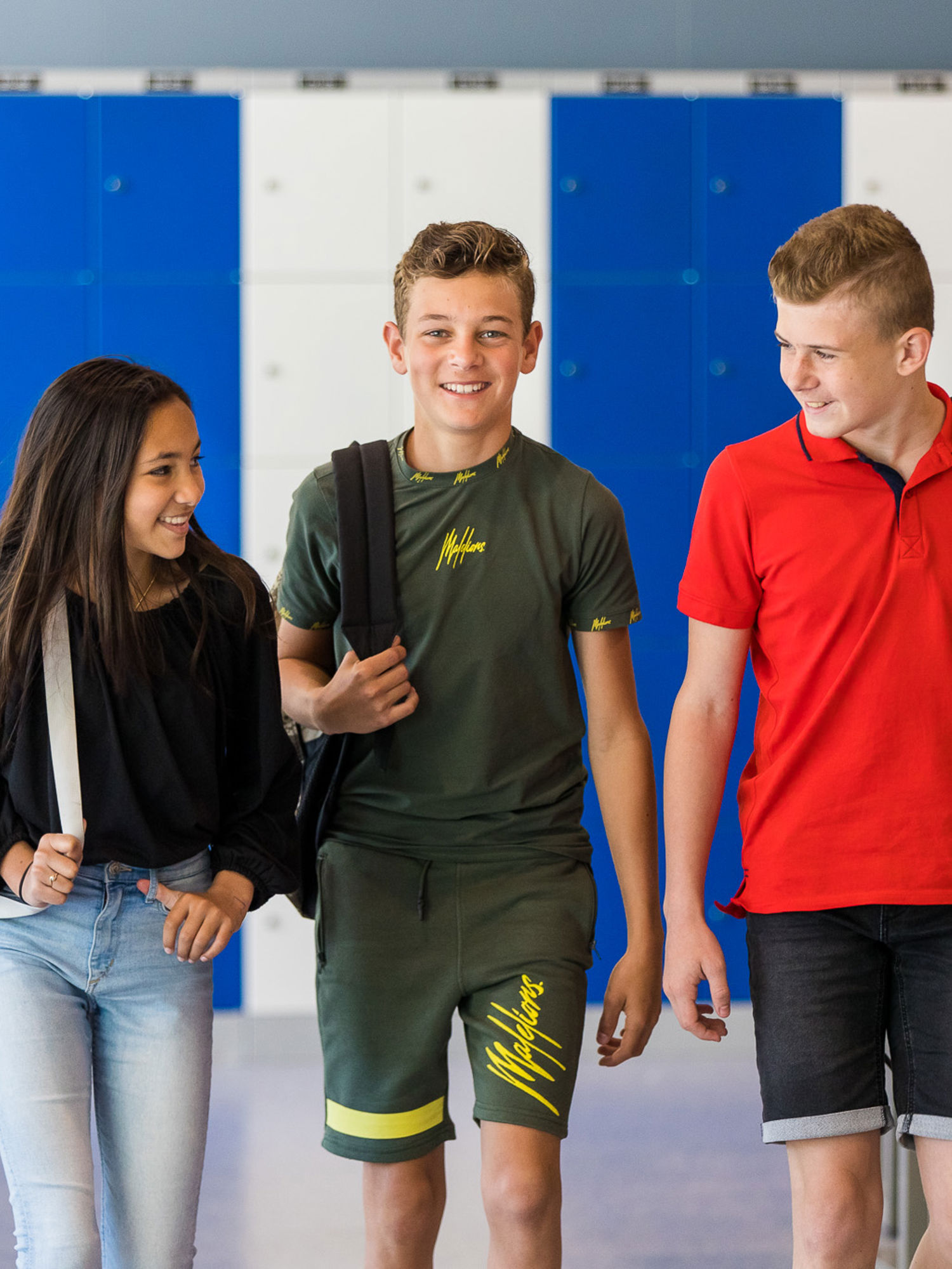 Bloemstudent in aanloop naar WorldSkills Lyon met de vlag van Yuverta
