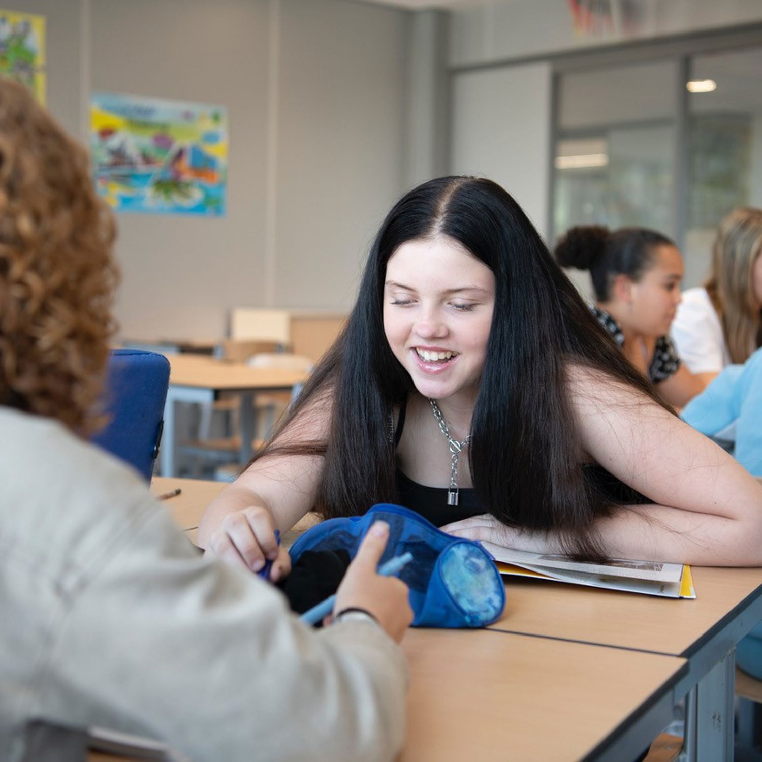 Onze vakdocent Duncan buiten bij een groep eenden