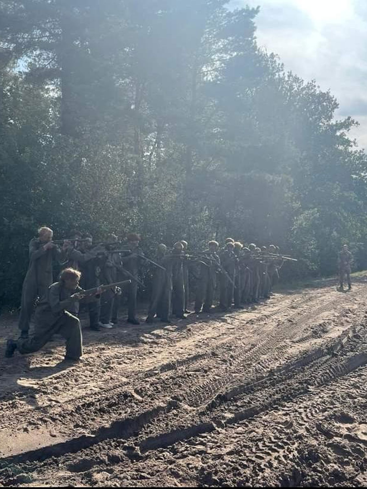 Een student met planten in de hand