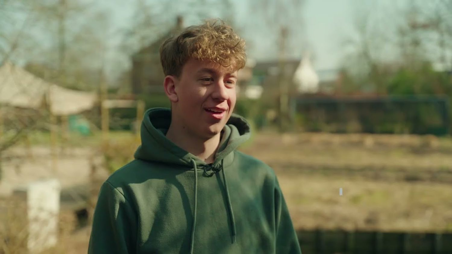 Meisje zittend op een bank voor kluisjes