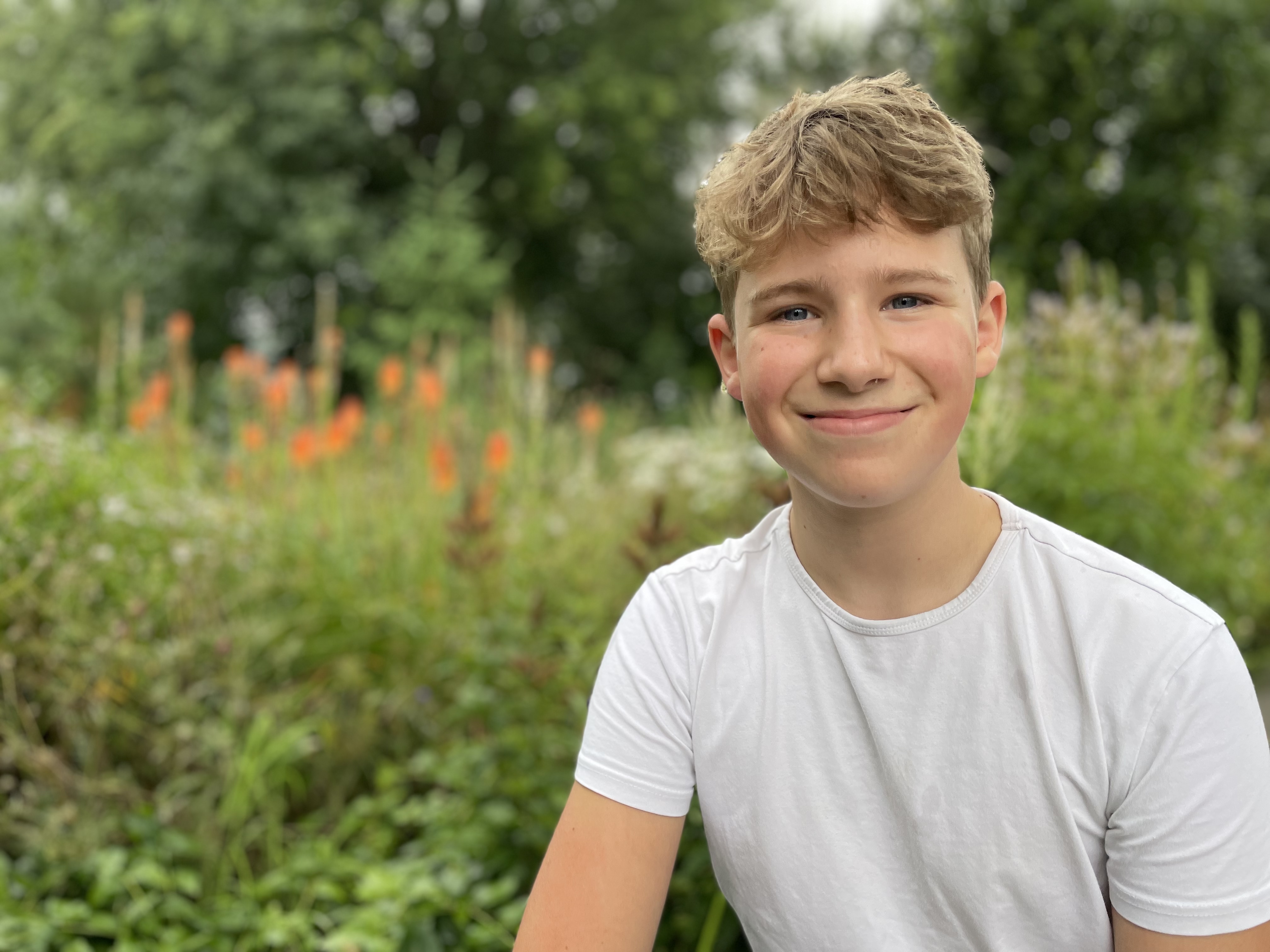 Meisje zittend op een bank voor kluisjes