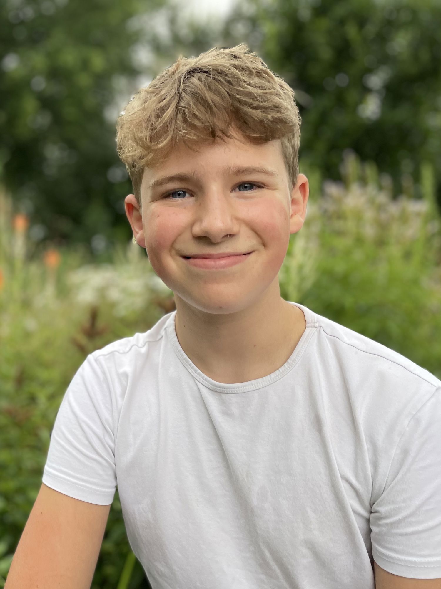 Meisje zittend op een bank voor kluisjes