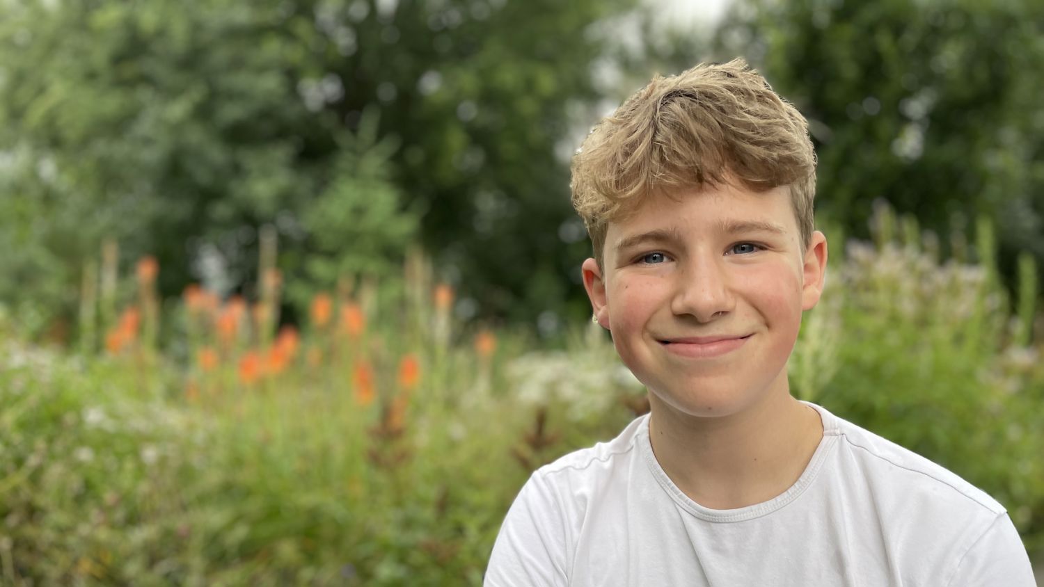 Meisje zittend op een bank voor kluisjes