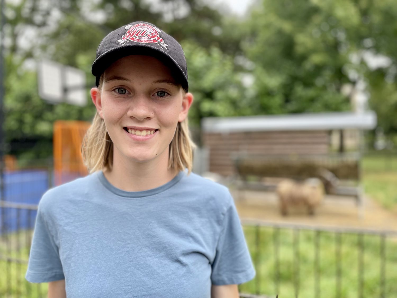 Leerling kust de neus van een paard