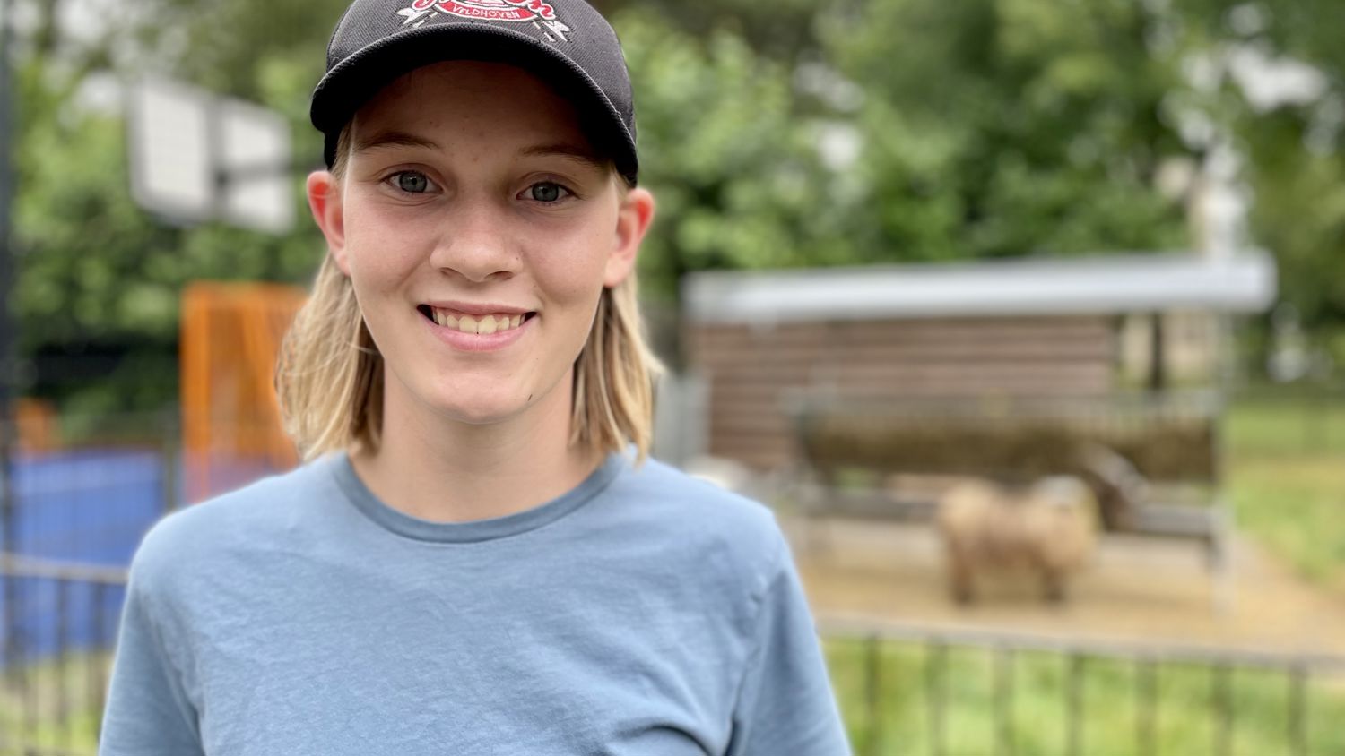 Leerling kust de neus van een paard