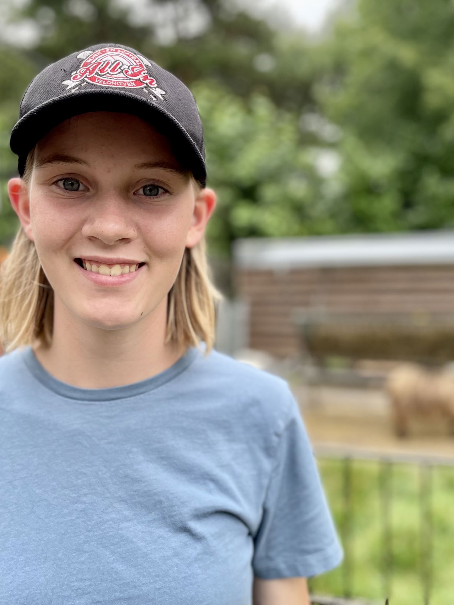 Meisje zittend op een bank voor kluisjes