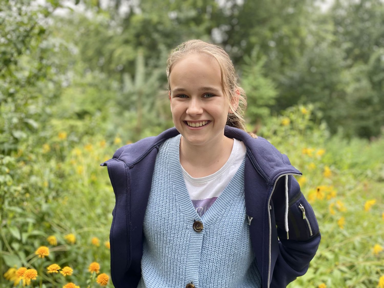 Meisje zittend op een bank voor kluisjes