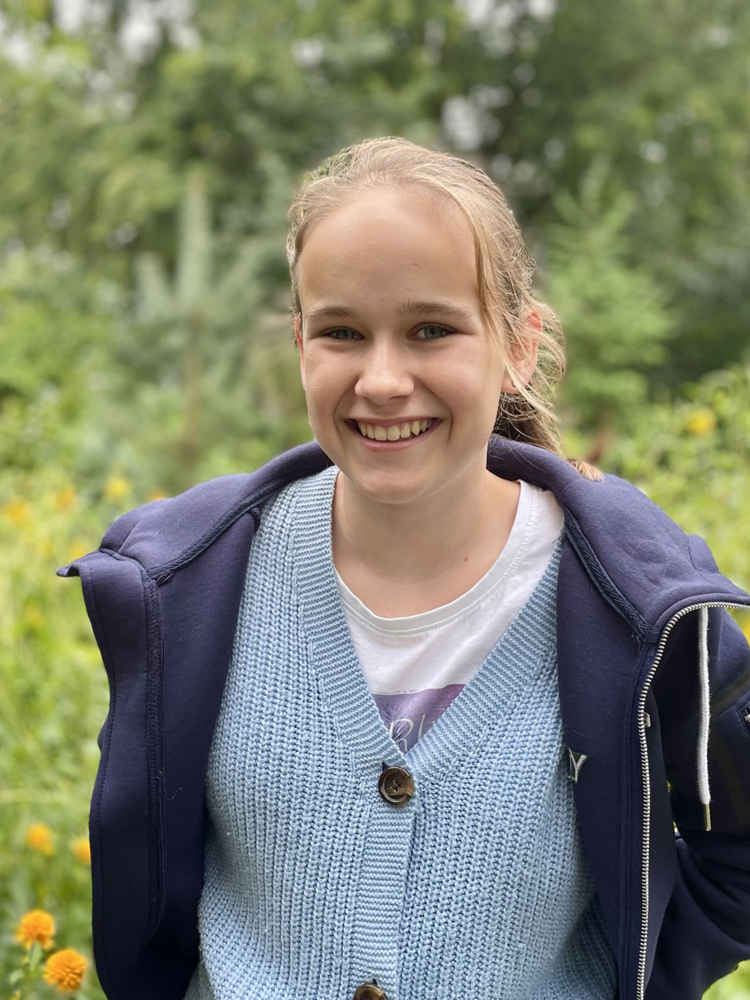 Meisje zittend op een bank voor kluisjes