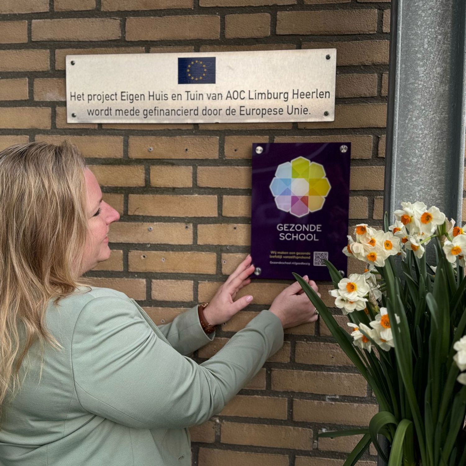 Leerling kust de neus van een paard
