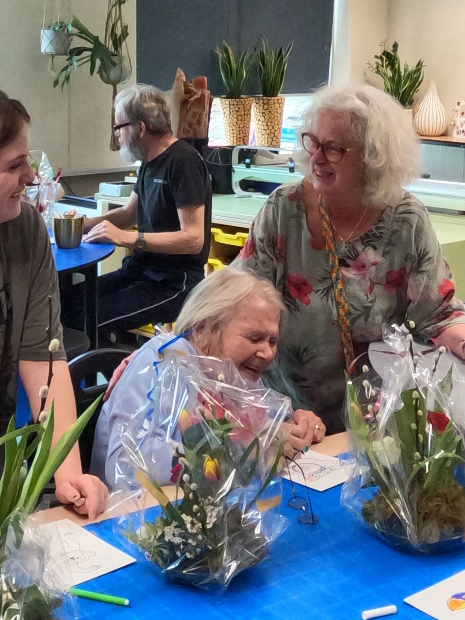Meisje zittend op een bank voor kluisjes